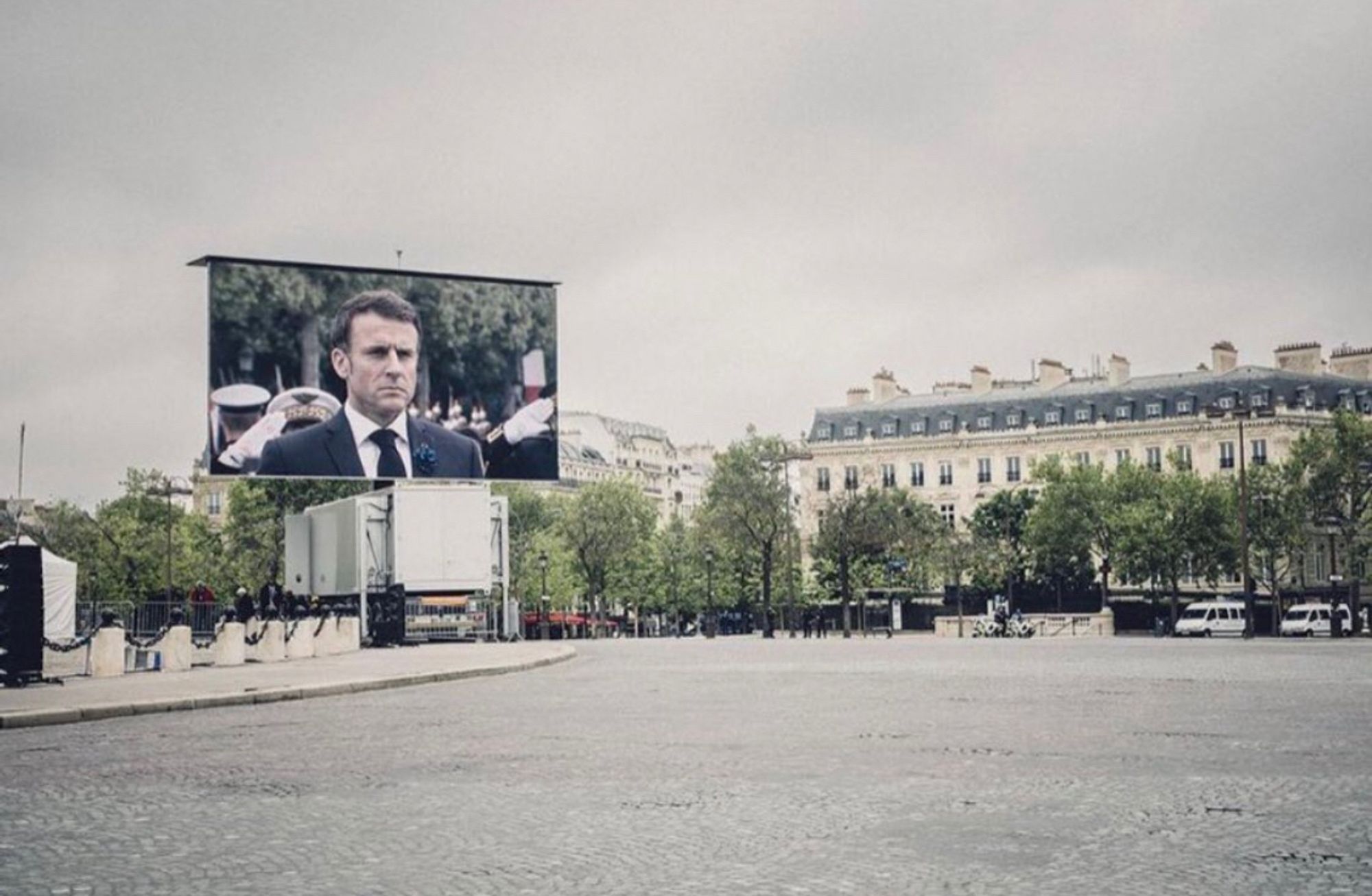 Ecran sur la place de l’Etoile avec Macron seul face au vide de sa « pensée »