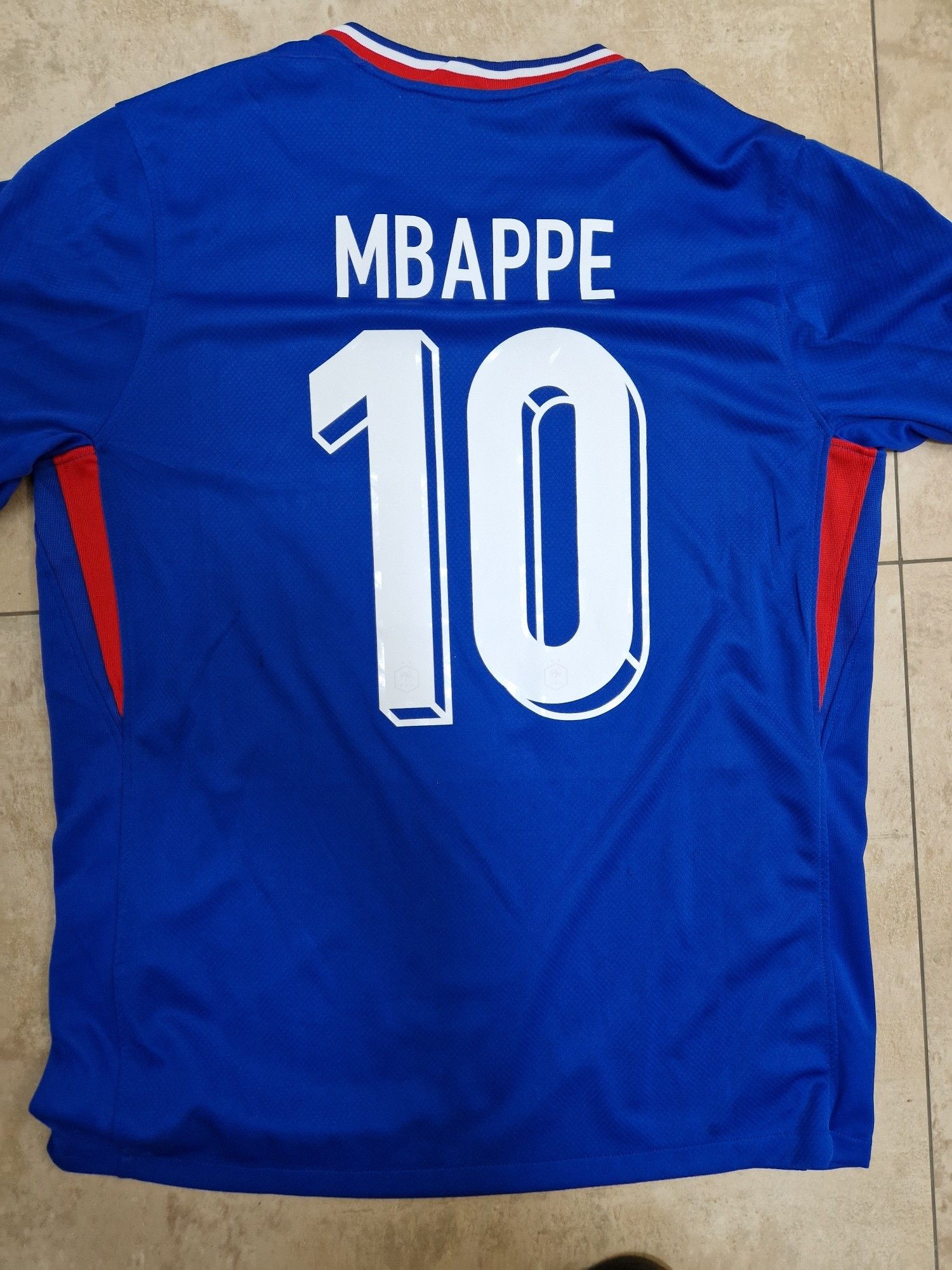 Französisches Nationaltrikot, hinten mit der Nummer 10 von Kilian Mbappe.