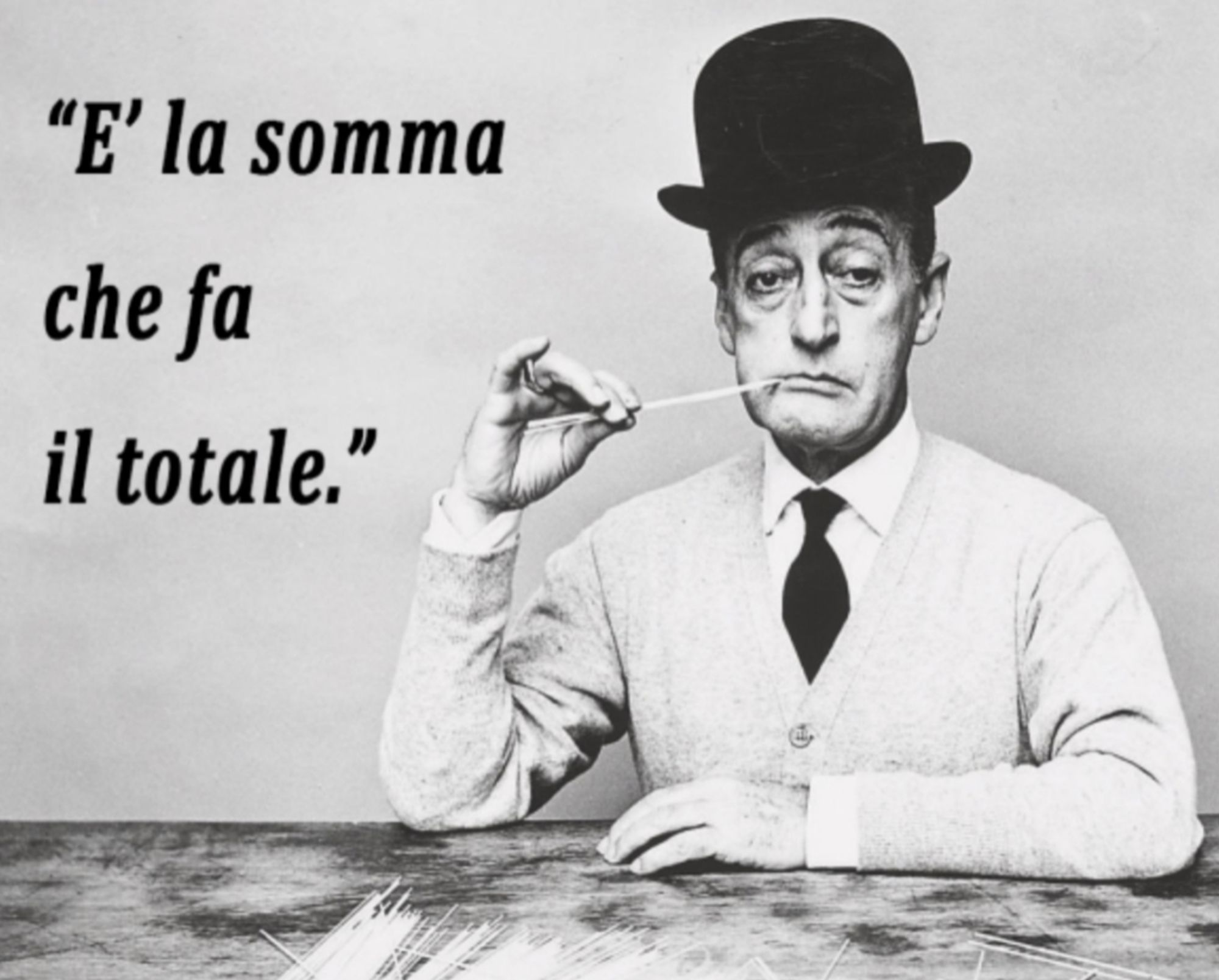 Totò, con cappello e stecchino, e la famosa frase "è la somma che fa il totale"