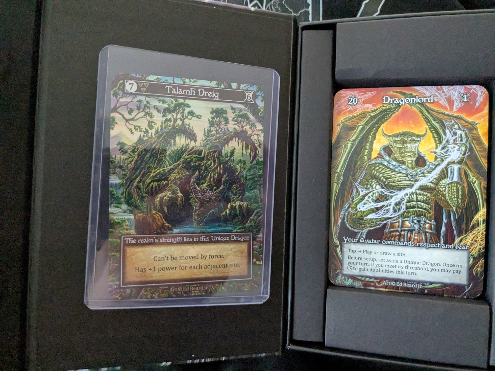 The box opened, showing a foil of the earth dragon Talamh Dreig in a plastic protector, the other side the Dragonlord avatar is at the top of the limited set