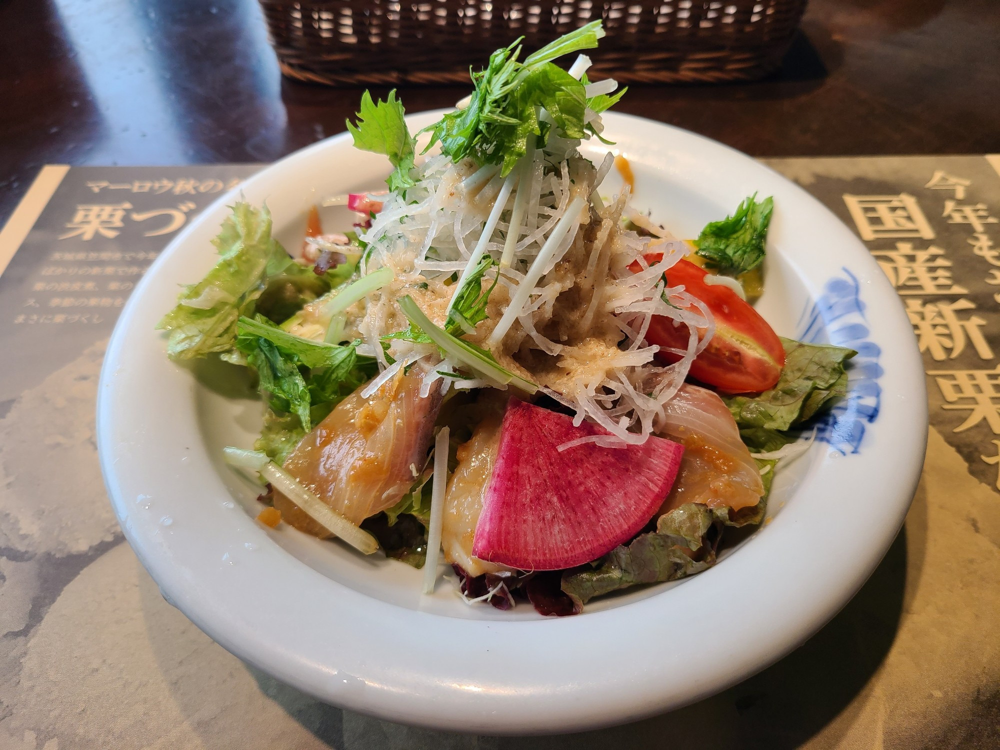 地魚のカルパッチョサラダ
マグロとなんだっけ……カンパチだっけ？あとシャキシャキの野菜とか入ってた。美味い。多い