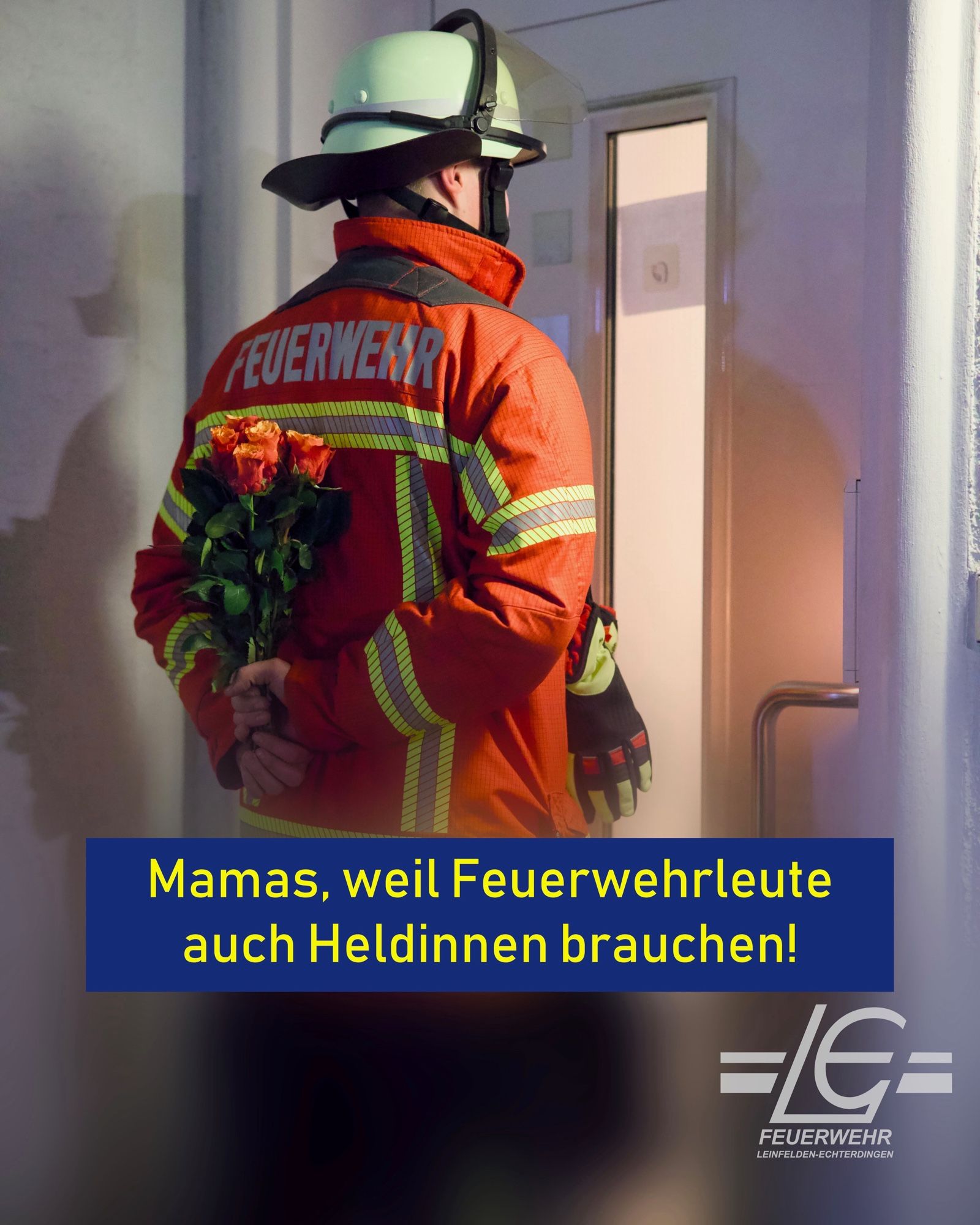 Feuerwehrangehöriger klingelt mit Blumen hinter dem Rücken an der Türe der Mutter.