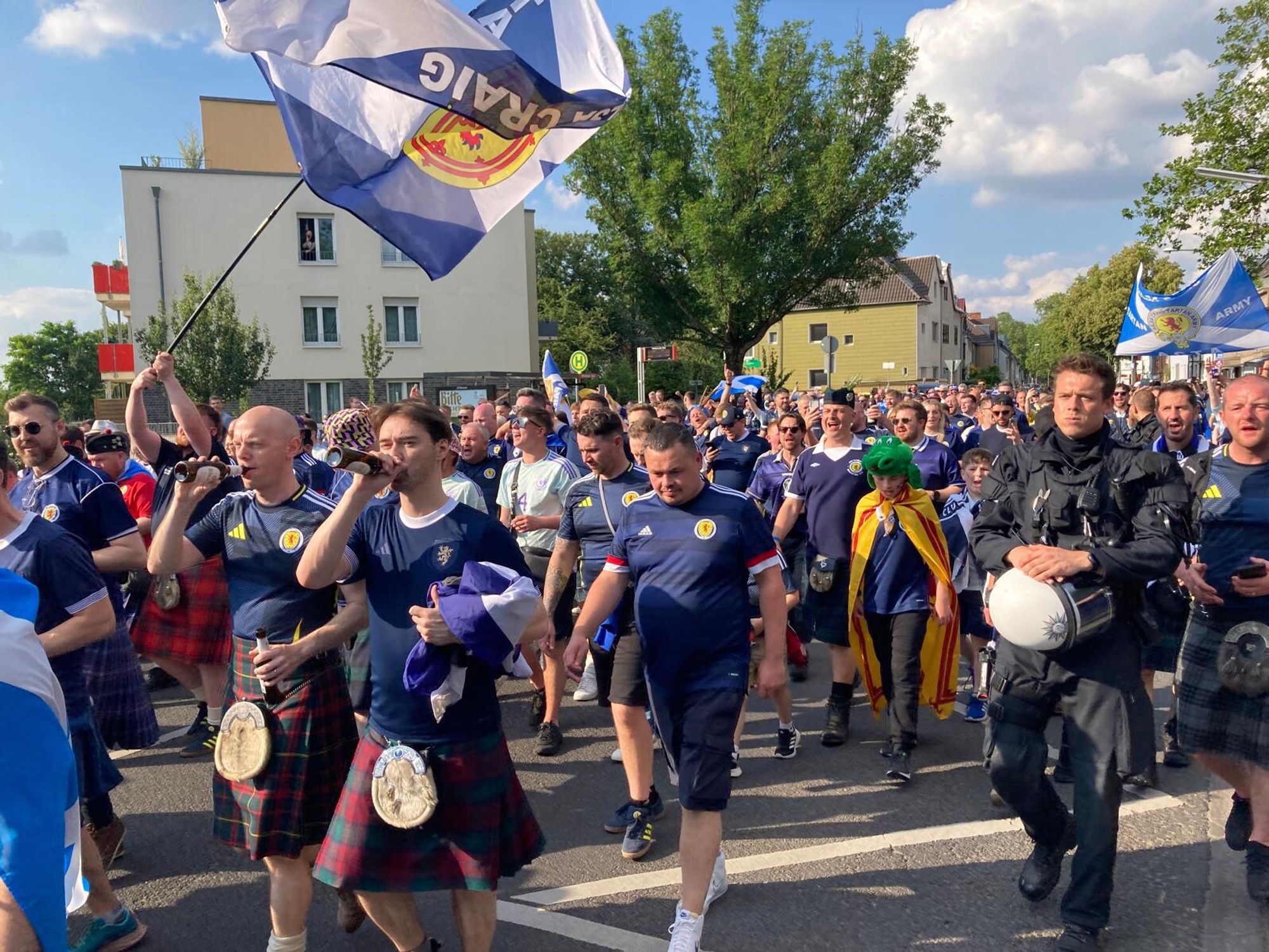 Fans der schottischen Nationalmannschaft feiern in Köln.