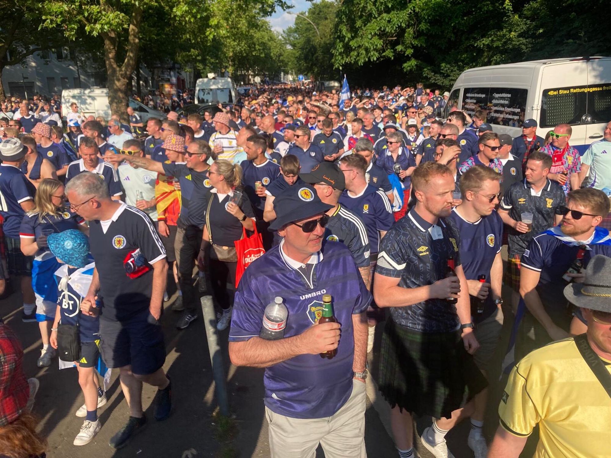 Fans der schottischen Nationalmannschaft feiern in Köln.