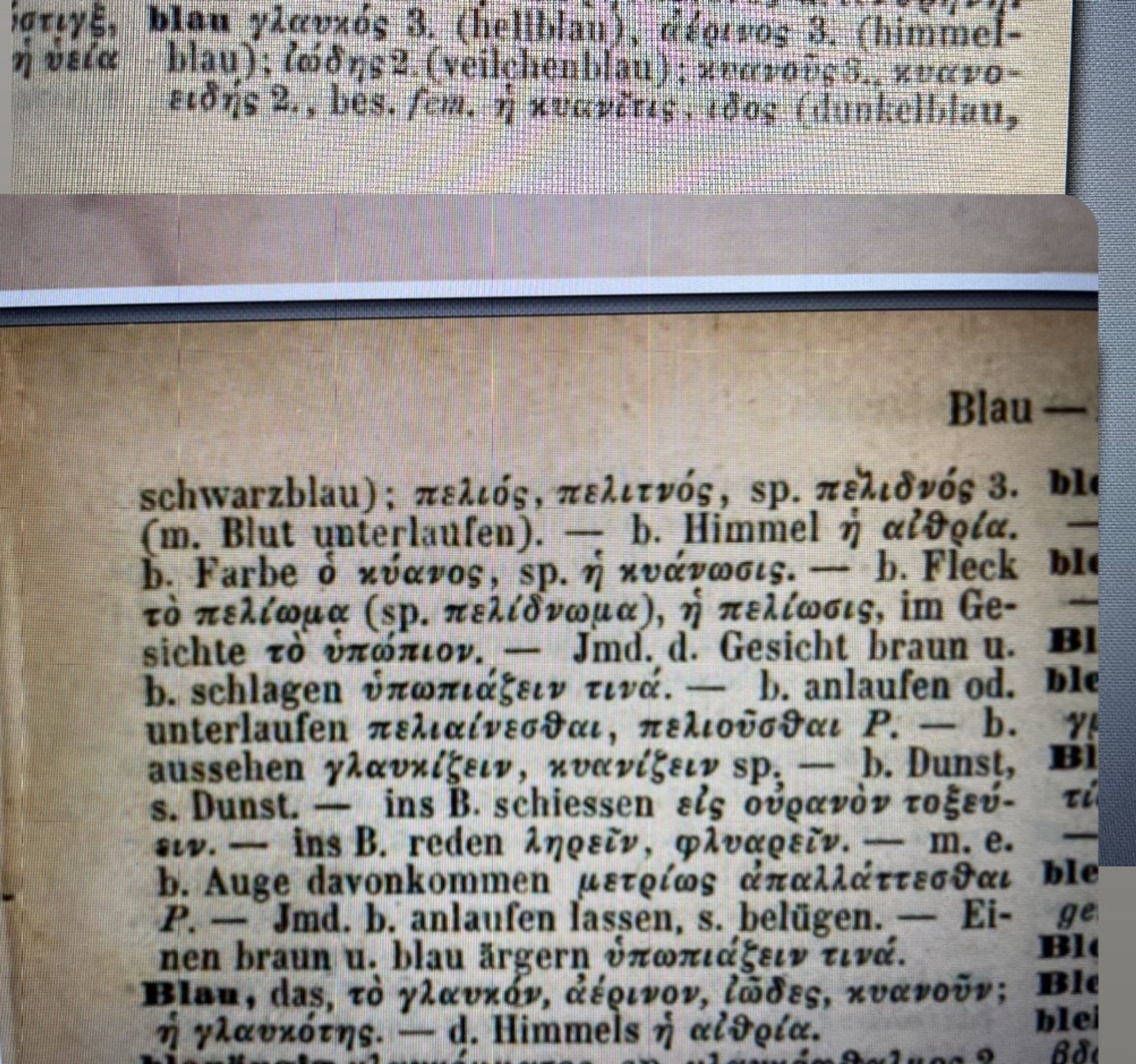 zwei zusammengefügte Fotos zum Lexikoneintrag blau (Adjektiv) und Blau (Nomen) aus dem Schenkl, einem Deutsch-griechischen Lexikon.