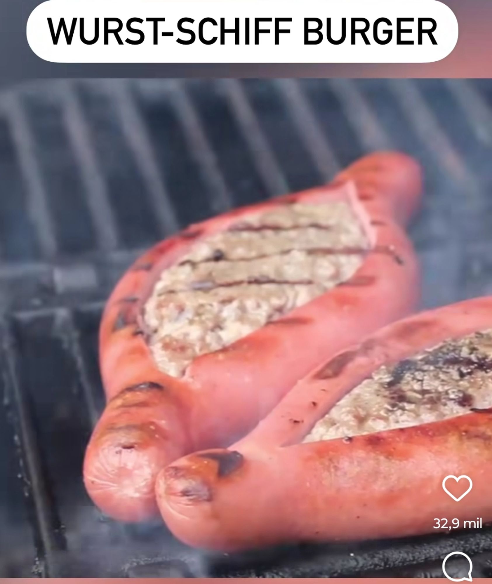 corte de print do Instagram com a legenda "WURST-SCHIFF BURGER"
uma grelha com dois hambúrgueres sendo fritados, ambos preparados com a carne colocada no centro de um salsichão fatiado parcialmente no meio porém ainda unido nas pontas