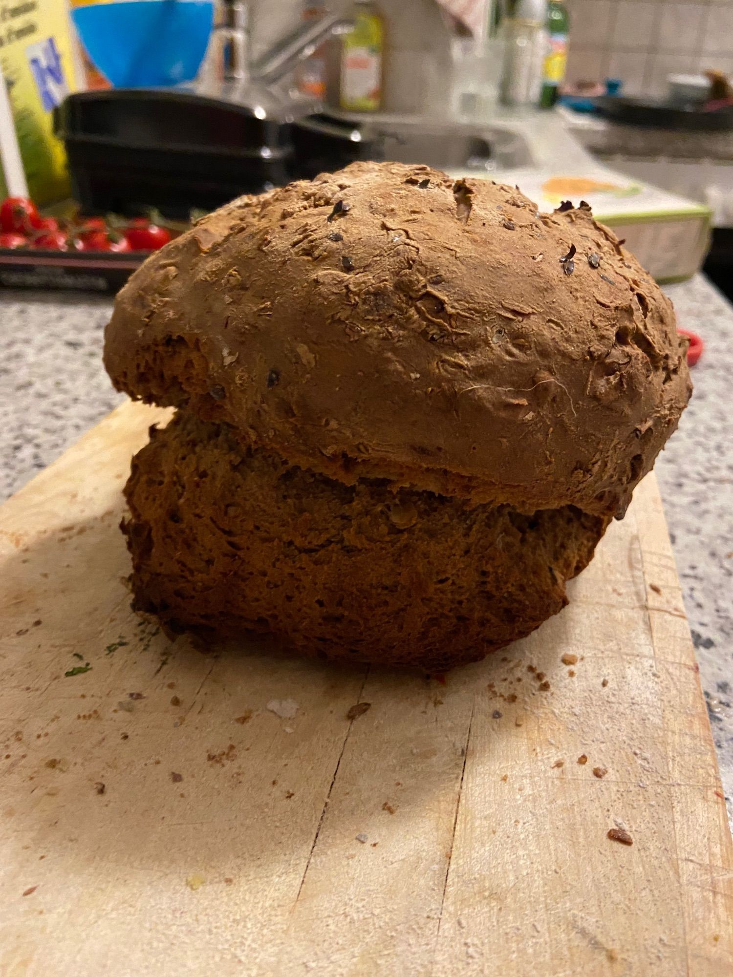 Brot, dass unten aufgegangen ist statt oben, wo es extra eingeschnitten war. Sieht jetzt aus wie ein schiefer Pilz.