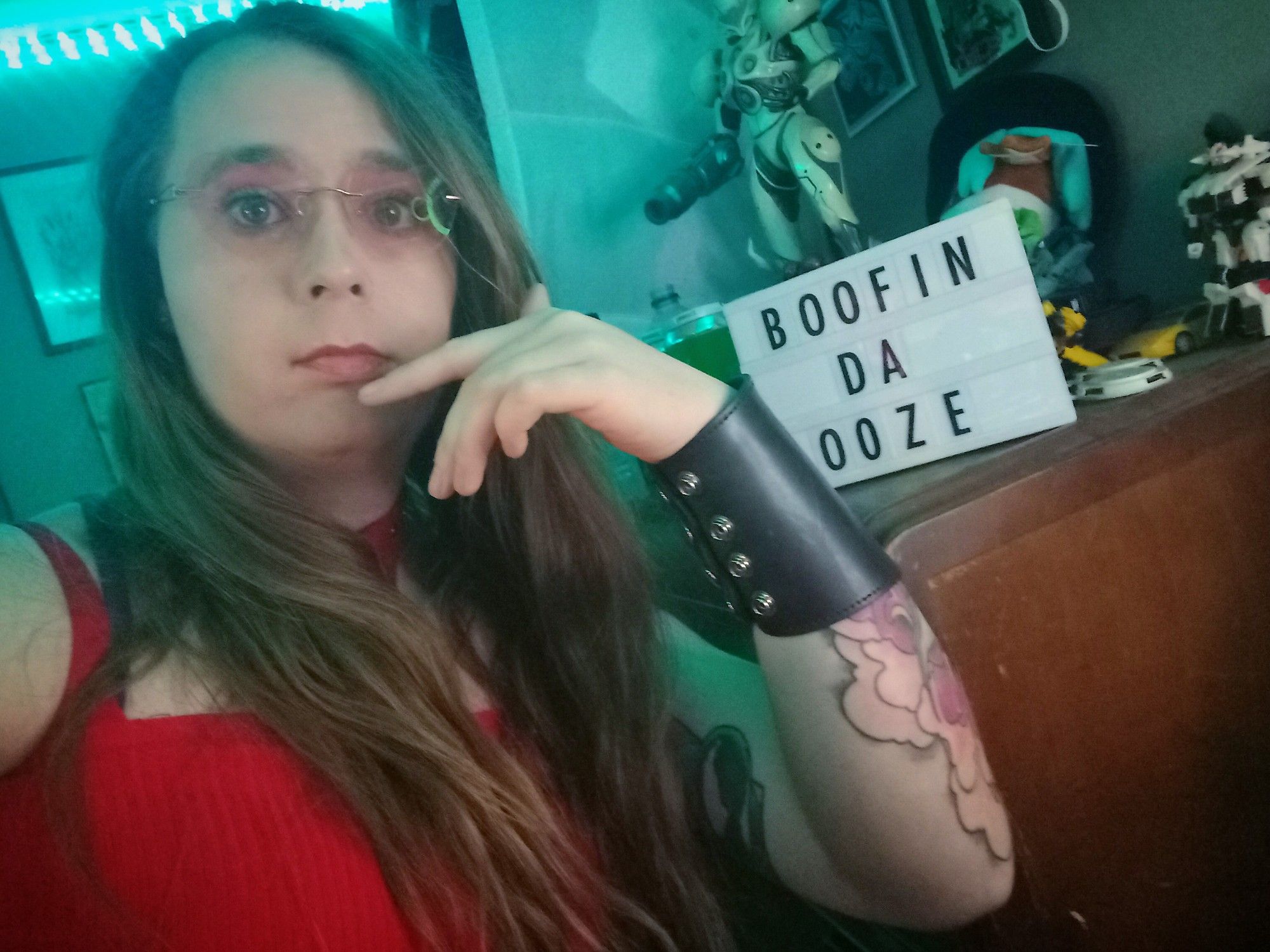 A selfie of didi star, sitting in front of a lightbox that says "boofin da ooze