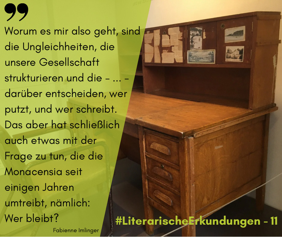 Schreibtisch Oskar Maria Graf in der Monacensia. Beschriftung: Worum es mir also geht, sind die Ungleichheiten, die unsere Gesellschaftlich strukturieren und die -…- darüber entscheiden, wer putzt, und wer schreibt. Das aber hat schließlich auch etwas mit der Frage zu tun, die die Monacensia seit einigen Jahren umtreibt, nämlich: Wer bleibt? Fabienne Imlinger, #literarischeErkundungen - 11