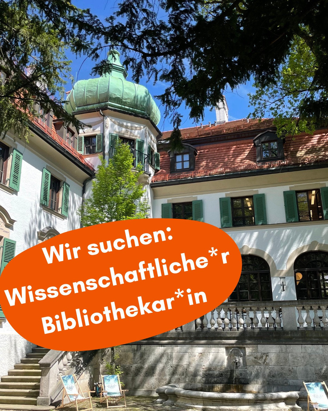 Monacensia bei Sonnenschein. Beschriftung: Wir suchen: Wissenschaftliche*r Bibliothekar*in