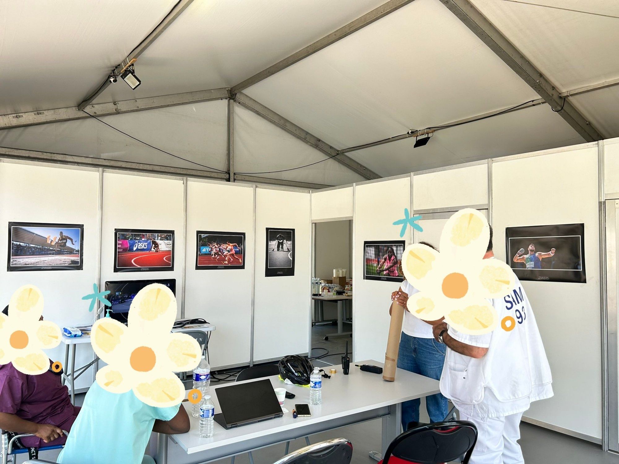 Accueil des urgences, détachées de Delafontaine, au Stade de France pour la durée des jeux de Paris 2024 avec une partie des photos sur les murs