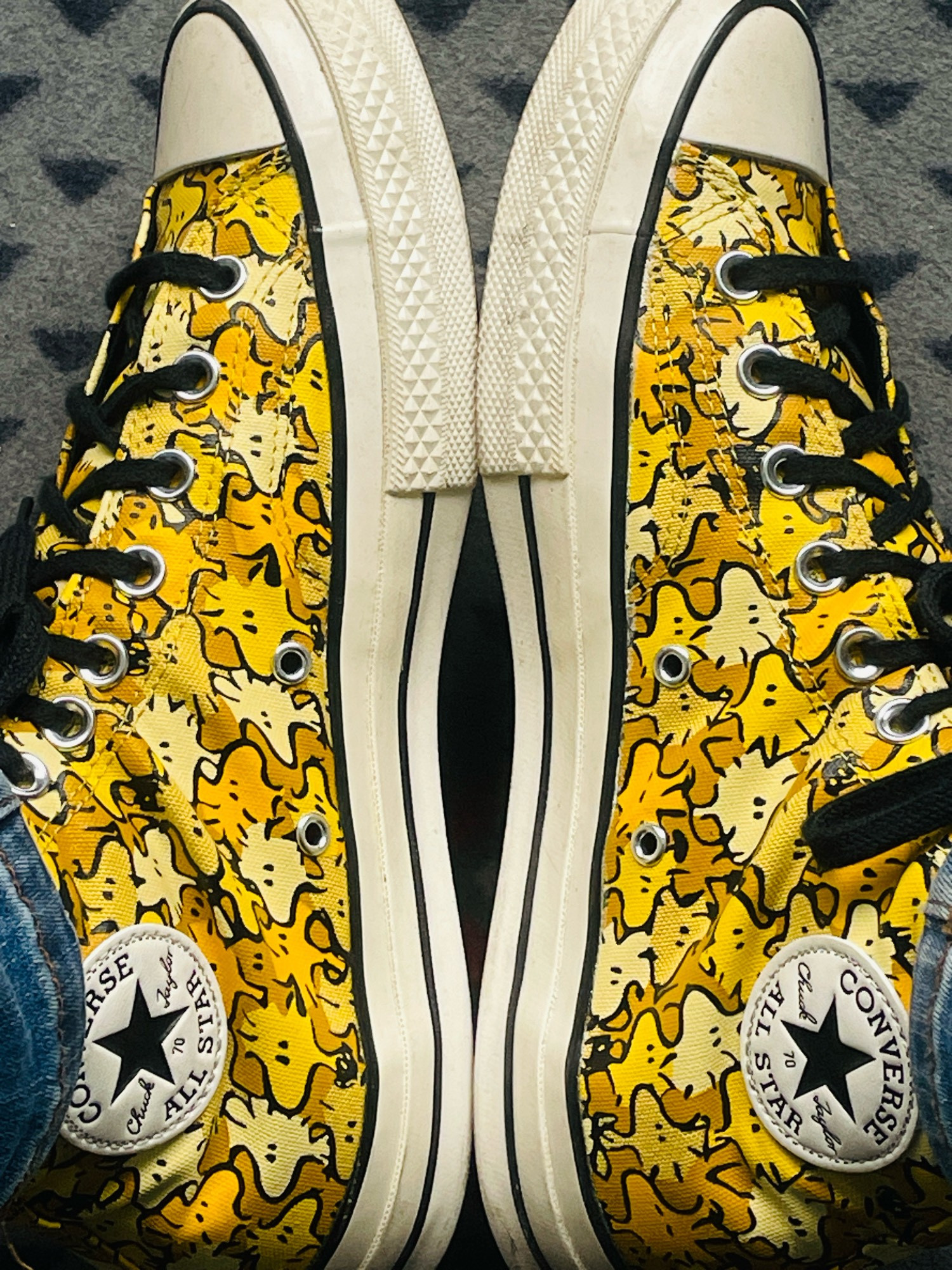 Ansicht von oben auf meine gegeneinander gestellten Chucks mit Woodstock Motiven.