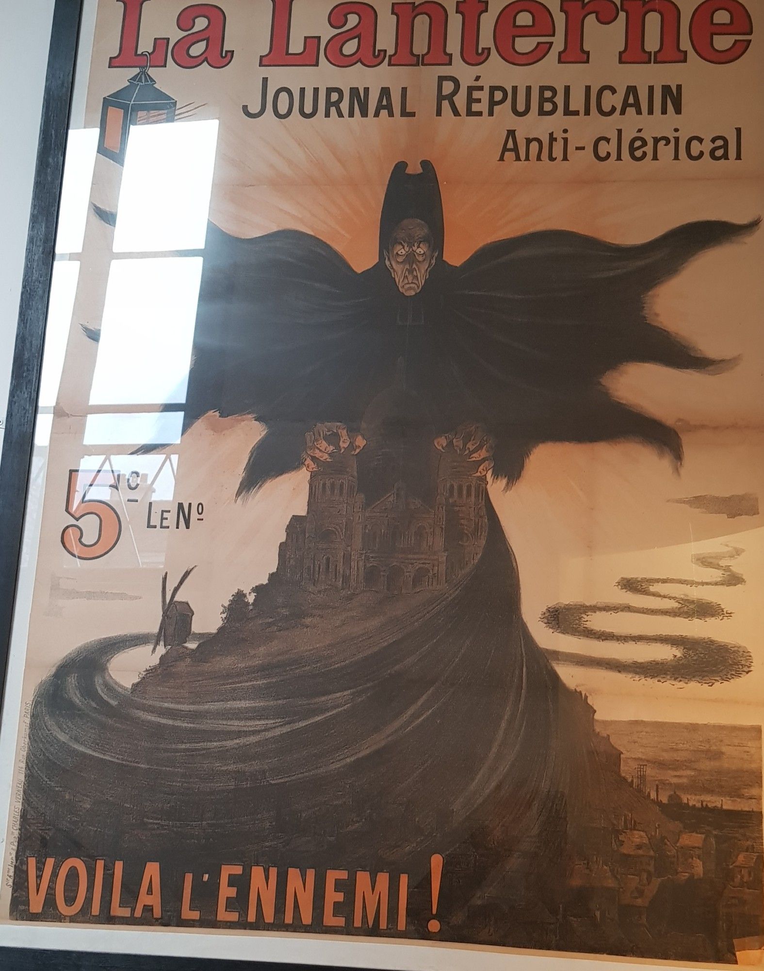 Couverture de La Lanterne ,journal républicain anticlérical dénonçant l'emprise tel un vampire, des religieux ,ici jésuites catholiques sur les cerveaux.