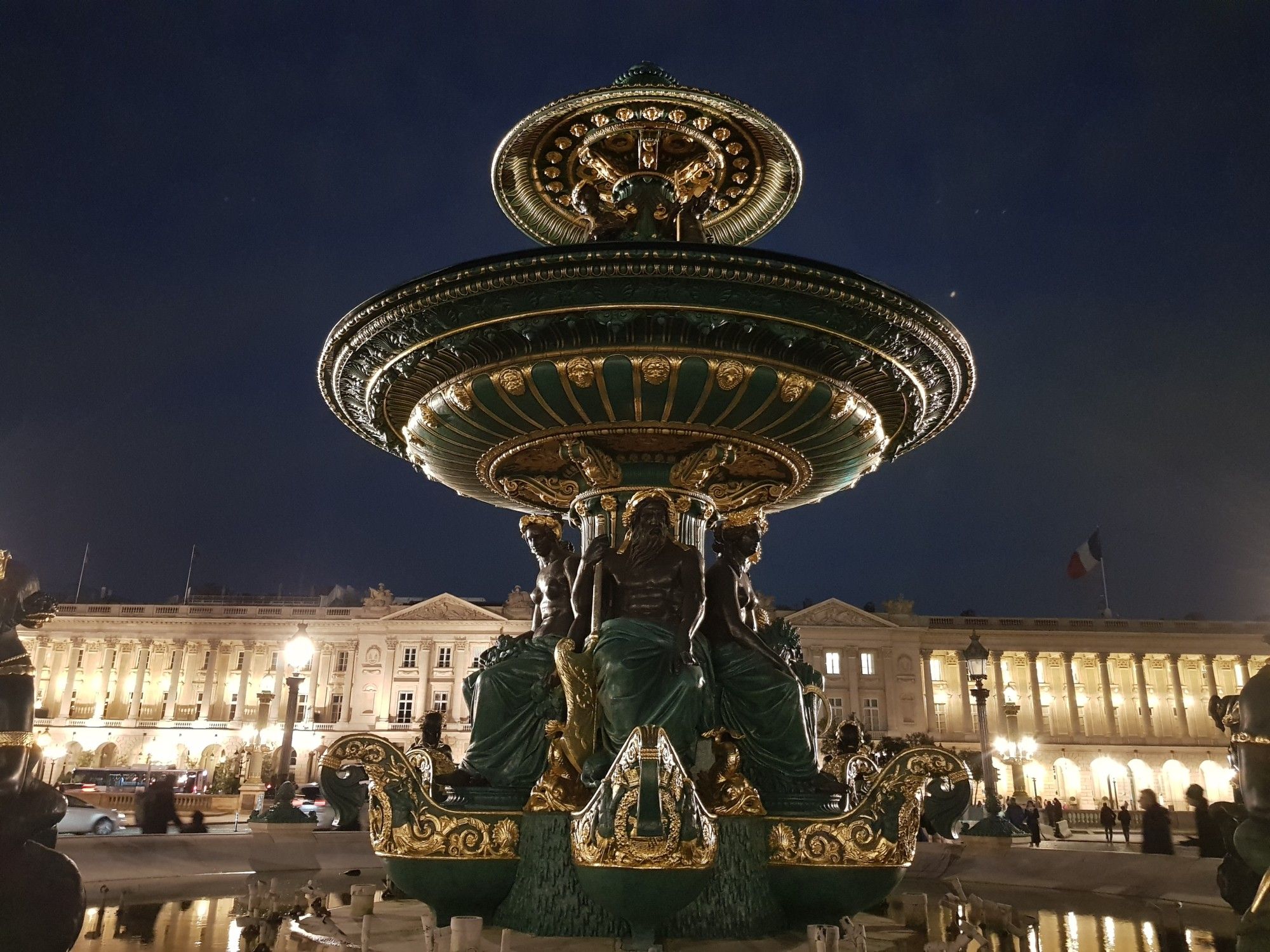 Place de la Concorde de nuit ,fontaine ,Le Crillon et Hotel de la Marine .