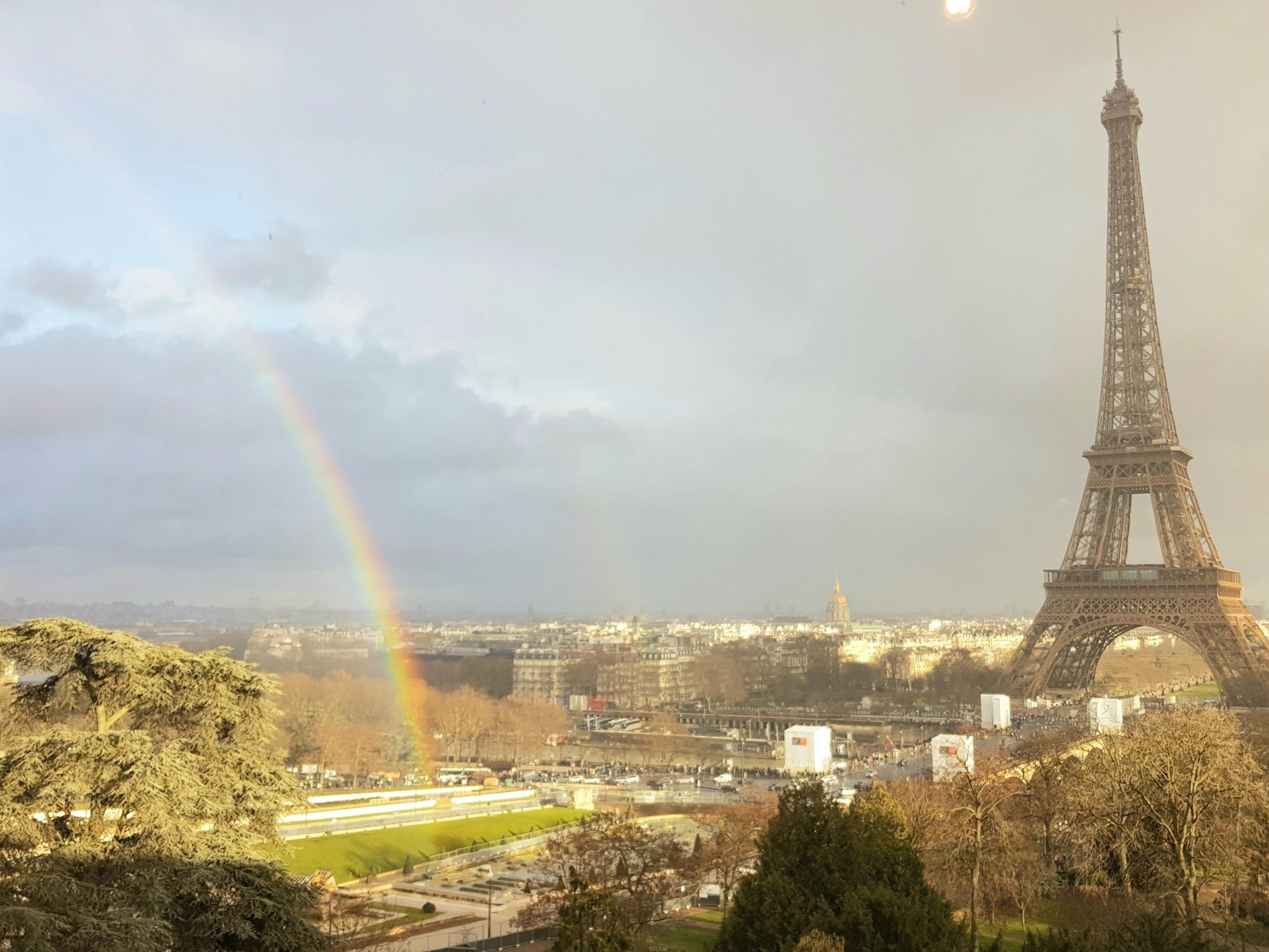 Arc en ciel depuis le musée de l'homme ,vue sur Champ de Mars, Tour Eiffel ,dôme des Invalides.