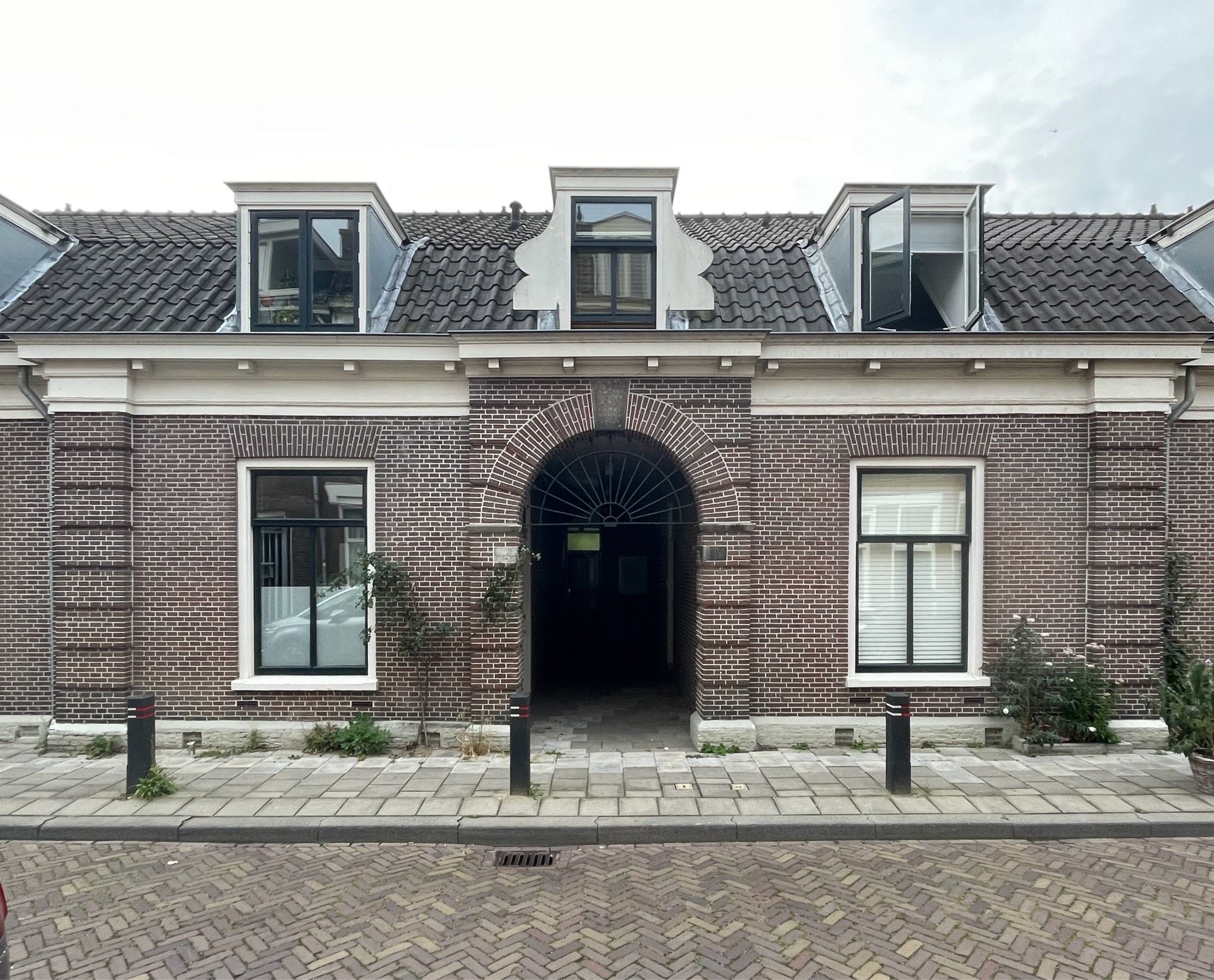 Two small houses called ‘Hofjes’ built in 1854. In the middle is an archway which leads to the entrances.