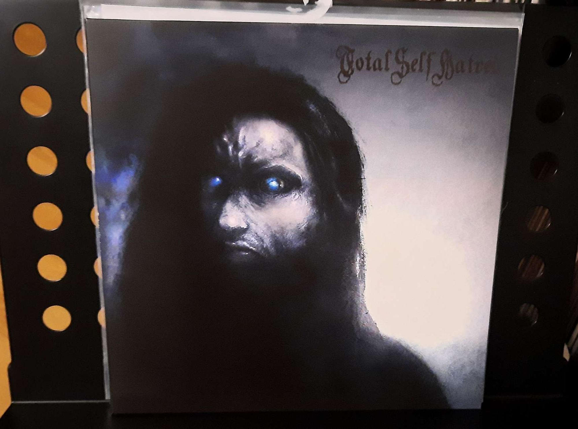 LP-Cover mit gemaltem Portrait eines langhaarigen Mannes mit strahlend hellen Augen.