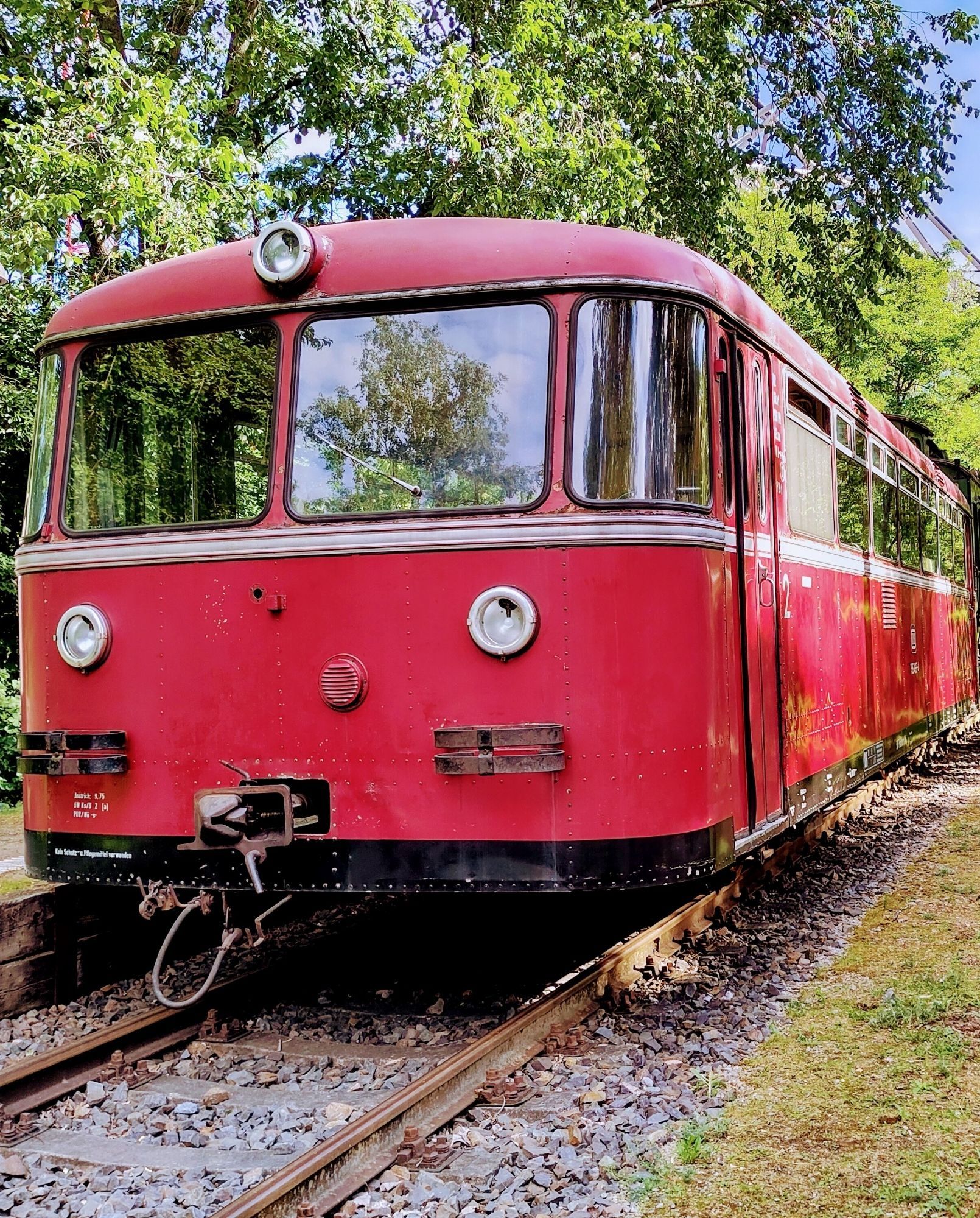 altes rotes Schienenfahrzeug