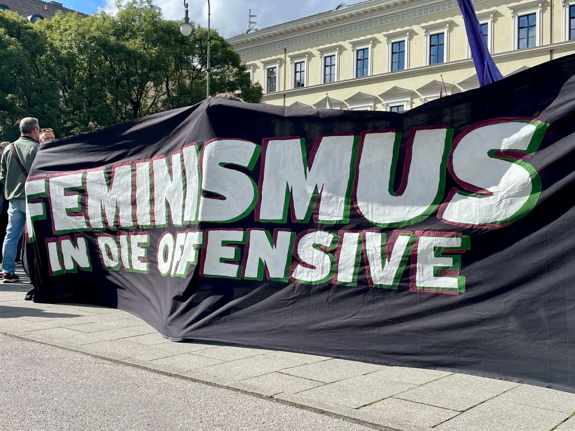 Ein Banner mit der Aufschrift Feminismus in die Offensive.