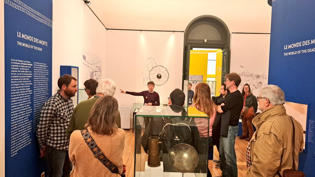 Photo d'un groupe de personnes en visite guidée dans une exposition au musée