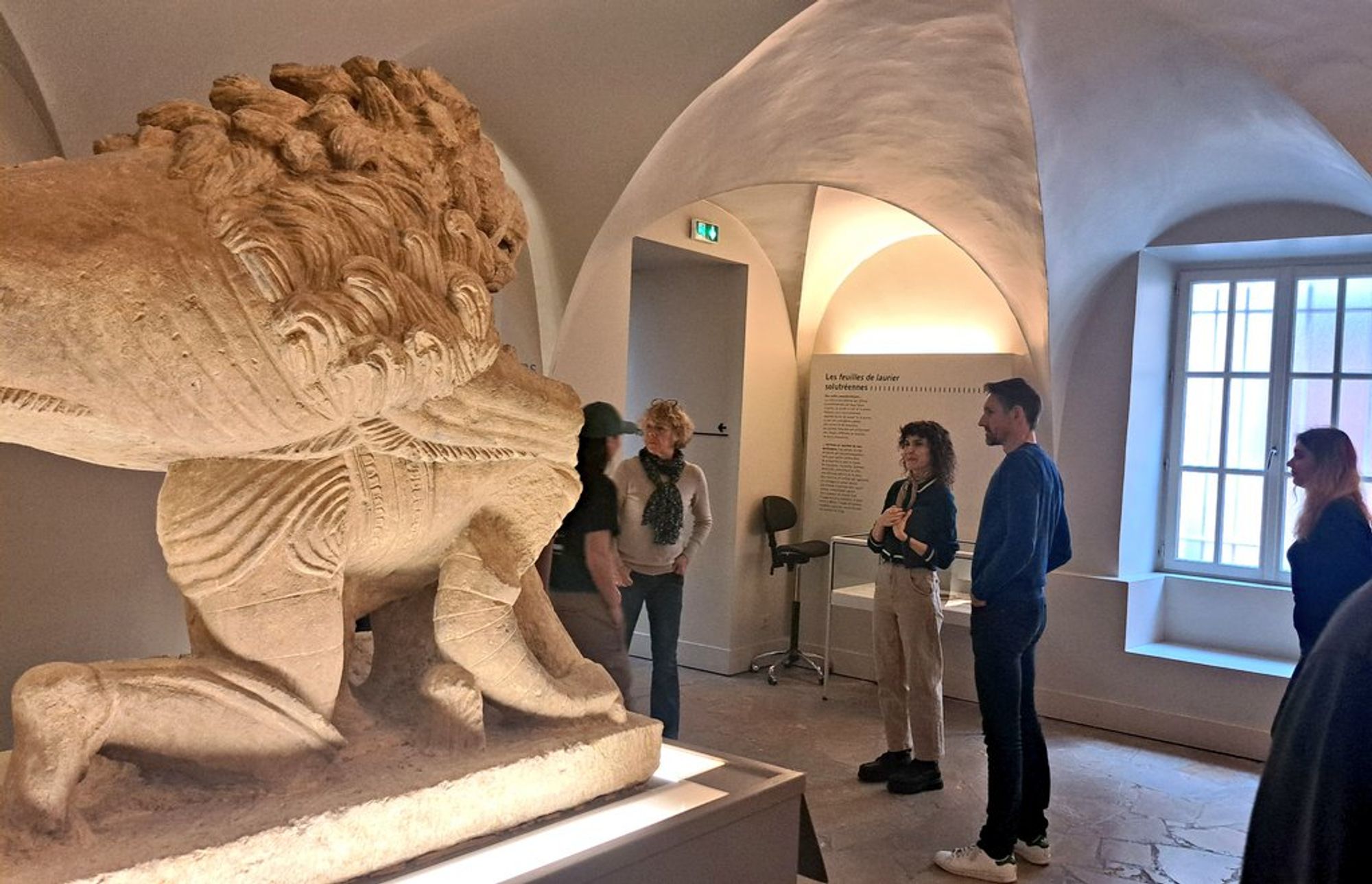 Photo d'un groupe de personnes en visite guidée dans le parcours permanent d'un musée