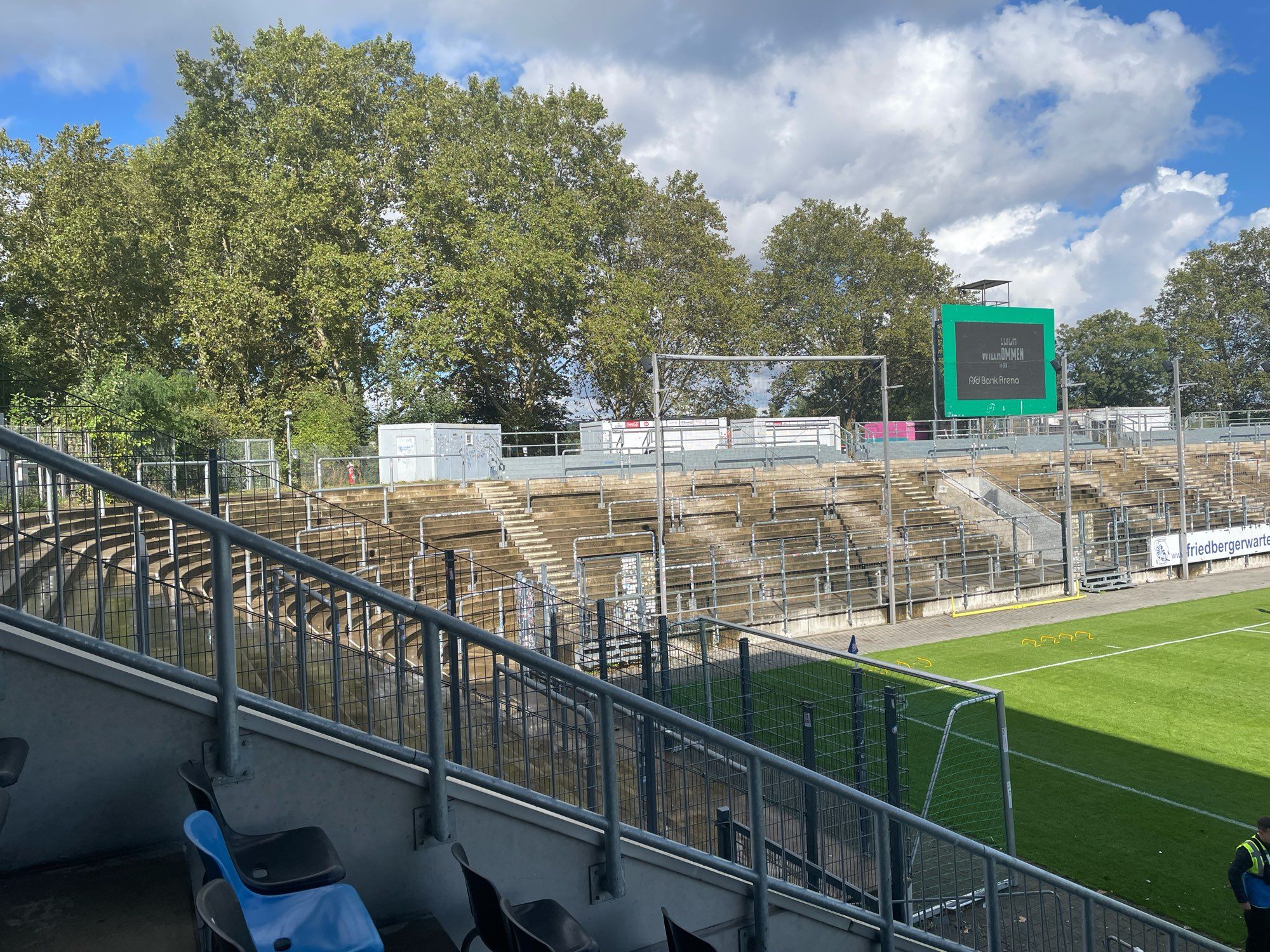 Blickt auf leeren Gästeblock in der PSD-Bank Arena beim Spiel FSV Frankfurt gegen Mainz 05 II