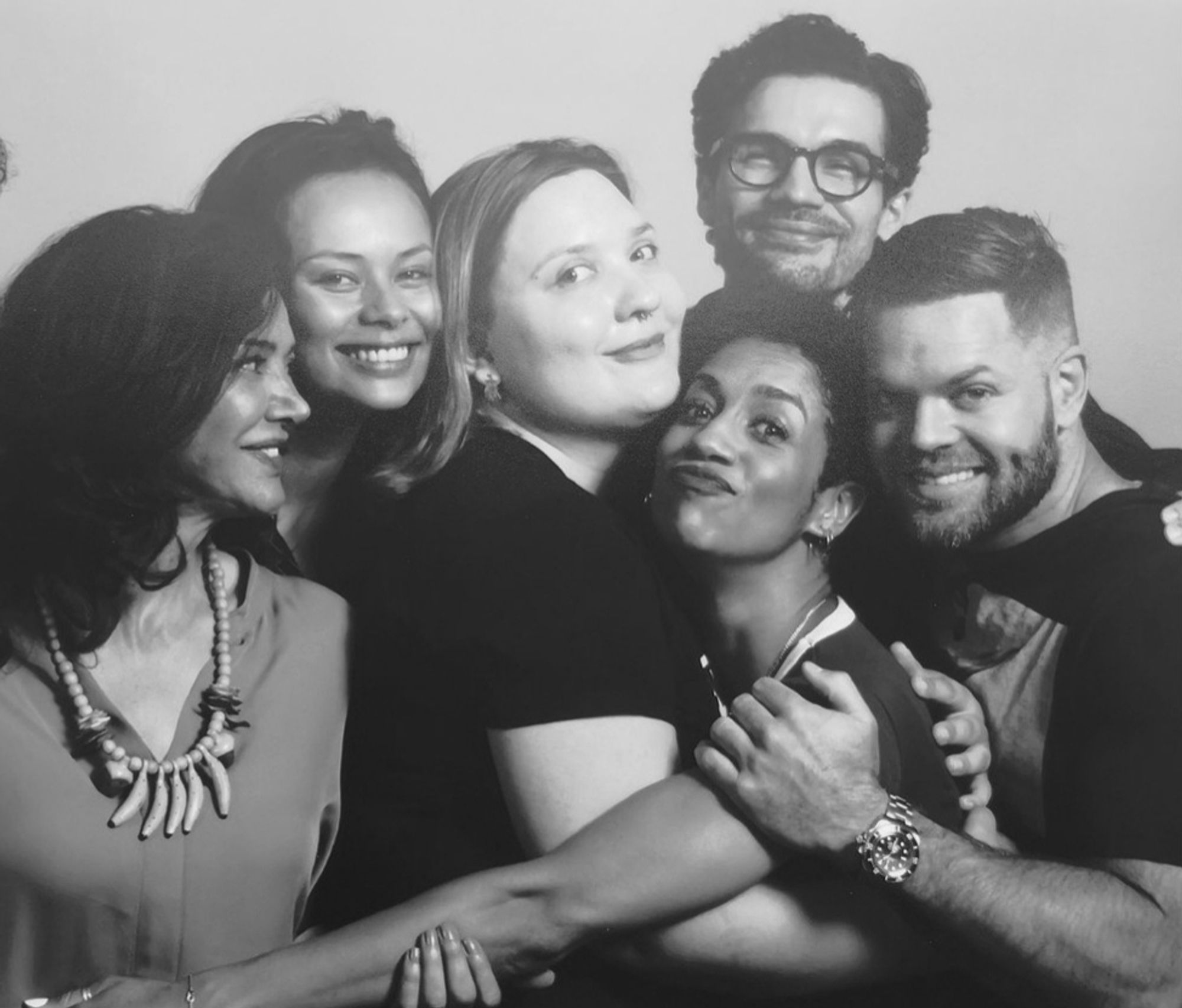 Sarah, the woman from the picture before, hugged by Shohreh, Frankie, Dominique, Wes and Steven from The Expanse cast.