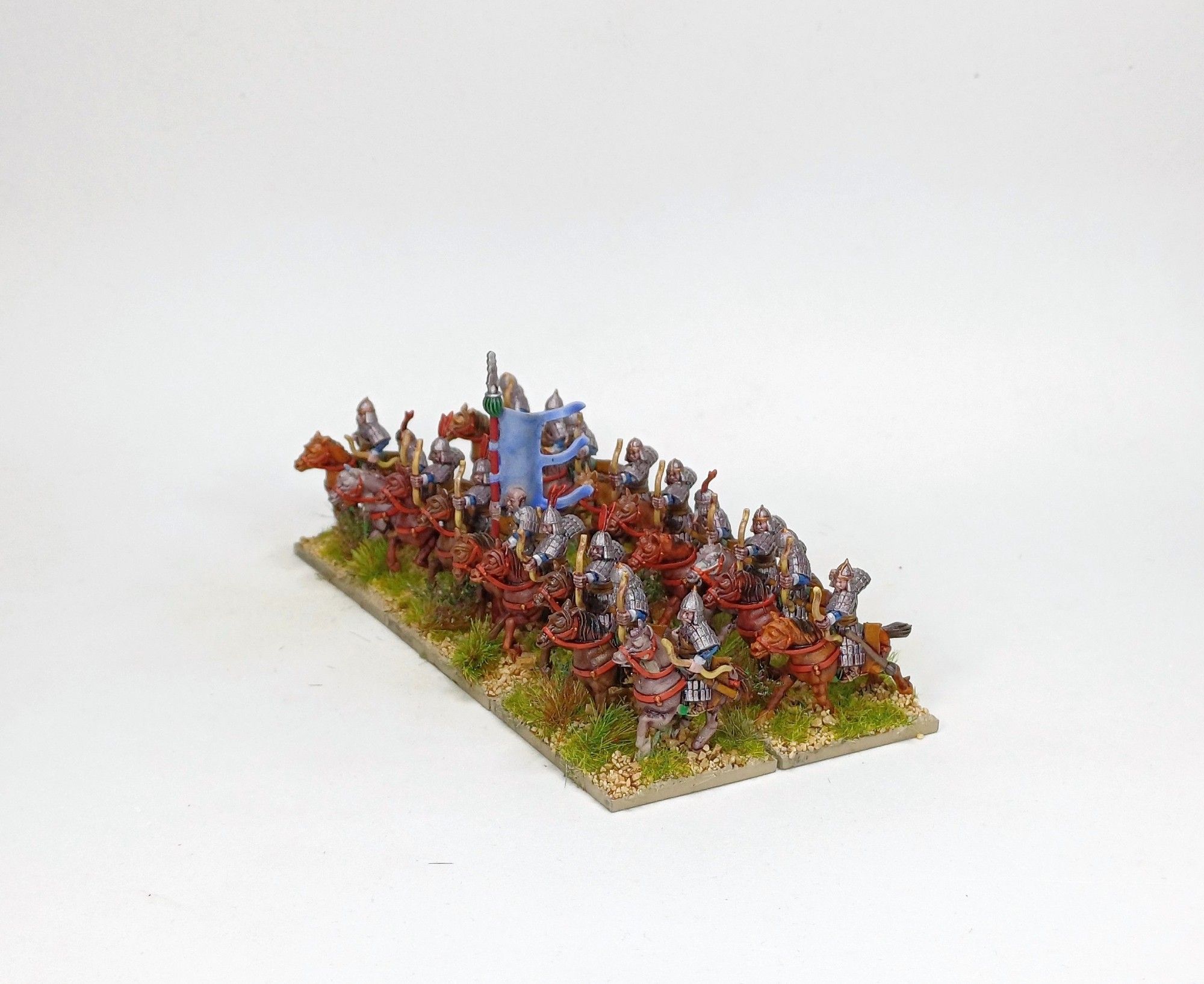 18 15mm armoured horse archers in 2 ranks of figures. Horses are unarmoured, all the men are holding a bow; some shooting, some reaching for a new arrow. They face about 45 degrees to the left.