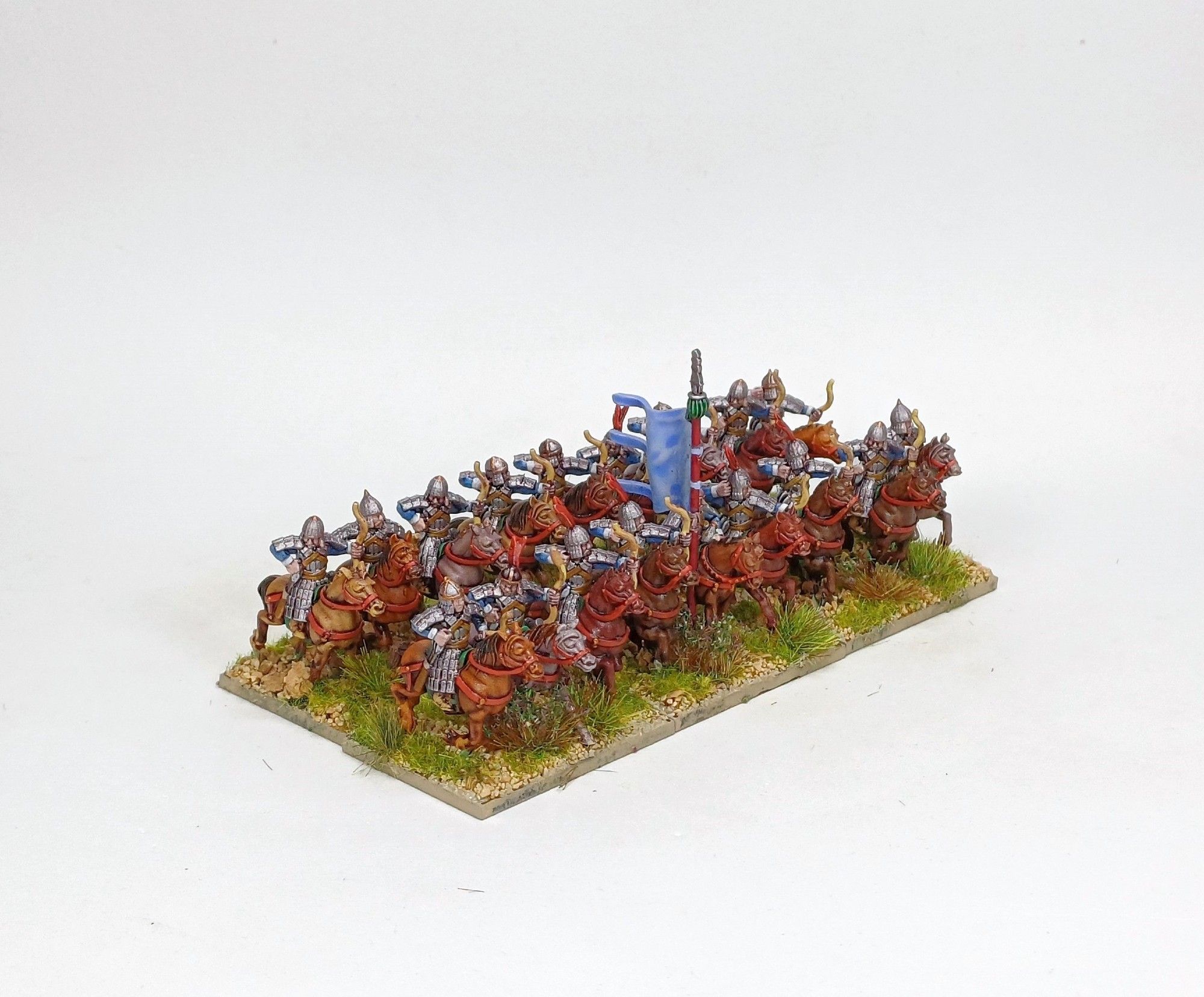 18 15mm armoured horse archers in 2 ranks of figures. Horses are unarmoured, all the men are holding a bow; some shooting, some reaching for a new arrow. They face about 45 degrees to the right.