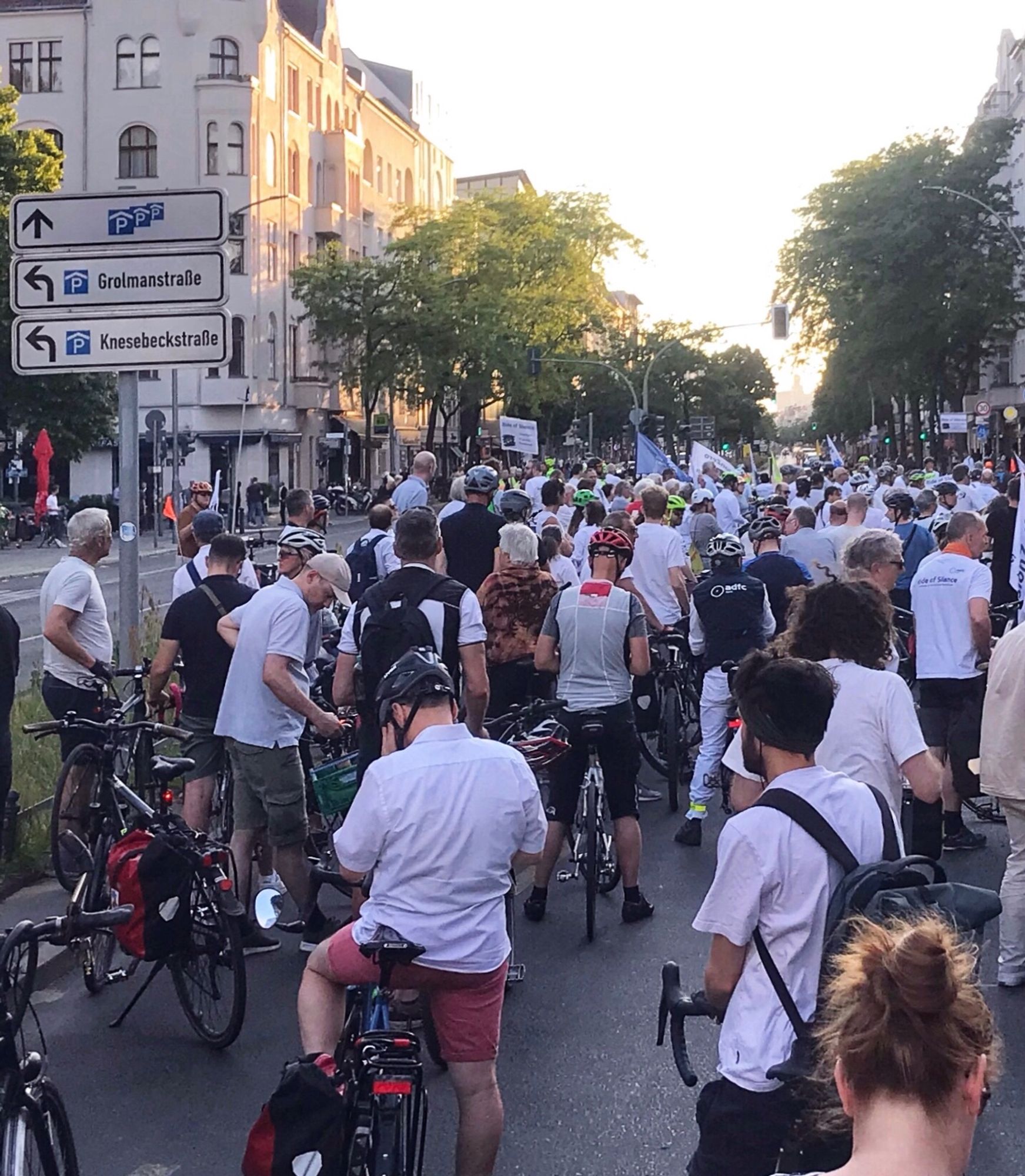 #RideOfSilence bei einer Zwischenkundgebung am Savignyplatz. Das Geisterrad von Bernd Wissmann wurde dort abgeholt und danach dem Deutschen Technikmuseum übergeben.