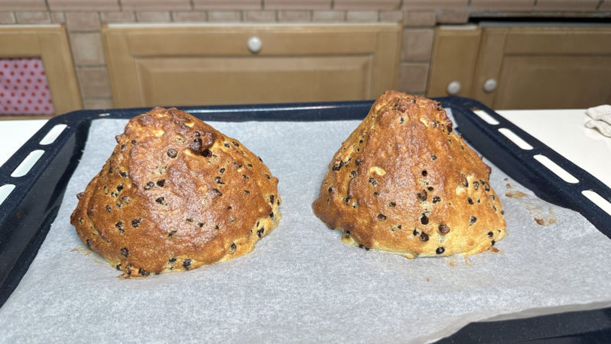 foto di Nuvolotto: la ricetta del pane nuvola a base di albumi con gocce di cioccolato