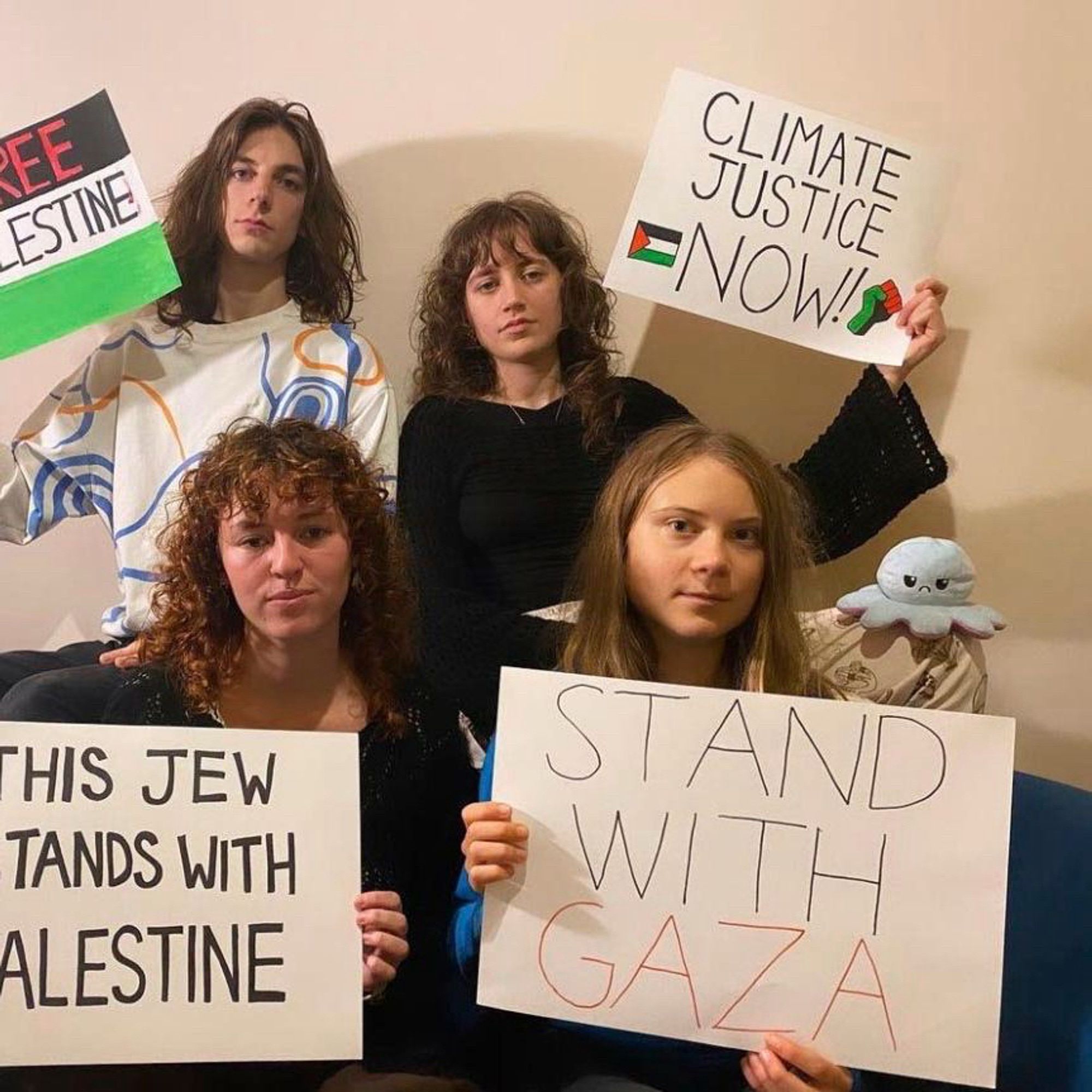 greta thunberg und weitere aktivistinnen sitzen auf einer couch, erklären sich solidarisch mit Gaza und auf der lehne sitzt ein kleiner stofftier-oktopus. dieser wurde später als antisemitisches symbol gedeutet, währen GT erklärte, es handele sich nur um ein harmloses stofftier, dass vielfach von menschen mit autismus verwendet werde.