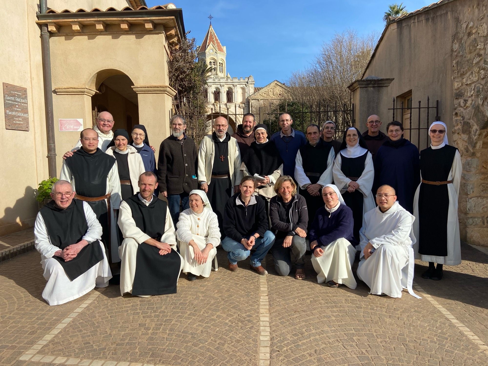 Photo d’un groupe de moine devant l’abbaye de Lerins