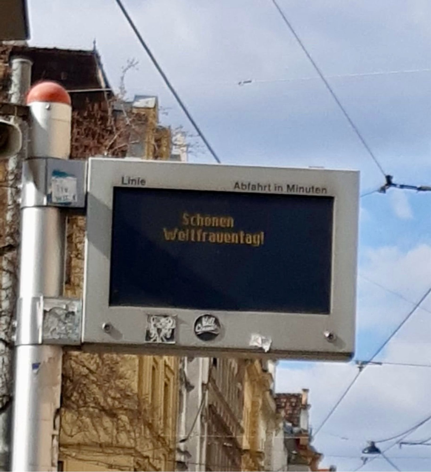 Anzeigetafel der Straßenbahn - die Wiener Linien wünschen einen schönen Weltfrauentag