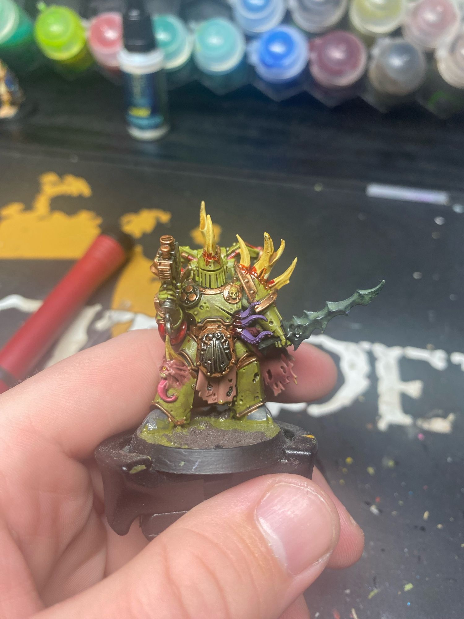 Eine von mir bemalte Plague Marine Figur aus warhammer 40k