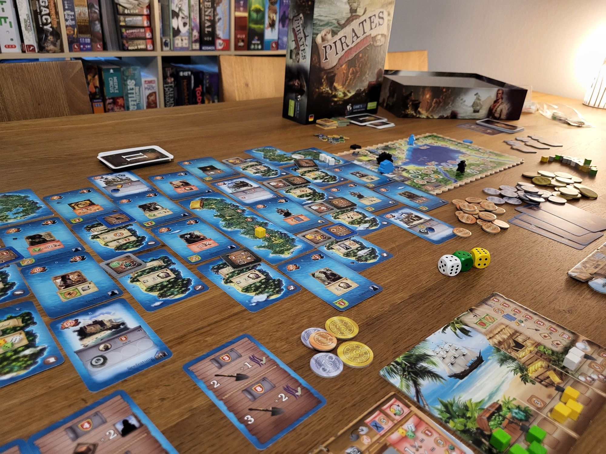 Das Brettspiel Pirates of Maracaibo. Die Spieler segeln als Piraten durch die Karibik, dargestellt auf diversen Spielkarten