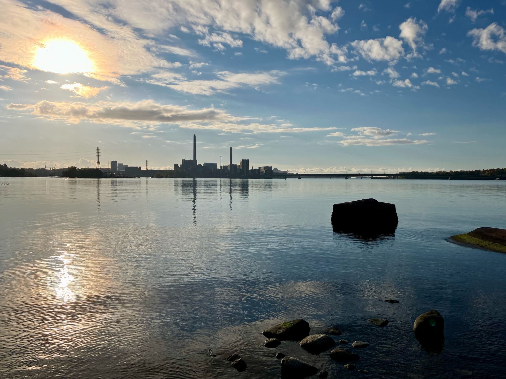 Seurasaari. Näkymä kaupunkiin, Salmisaaren voimalaan.