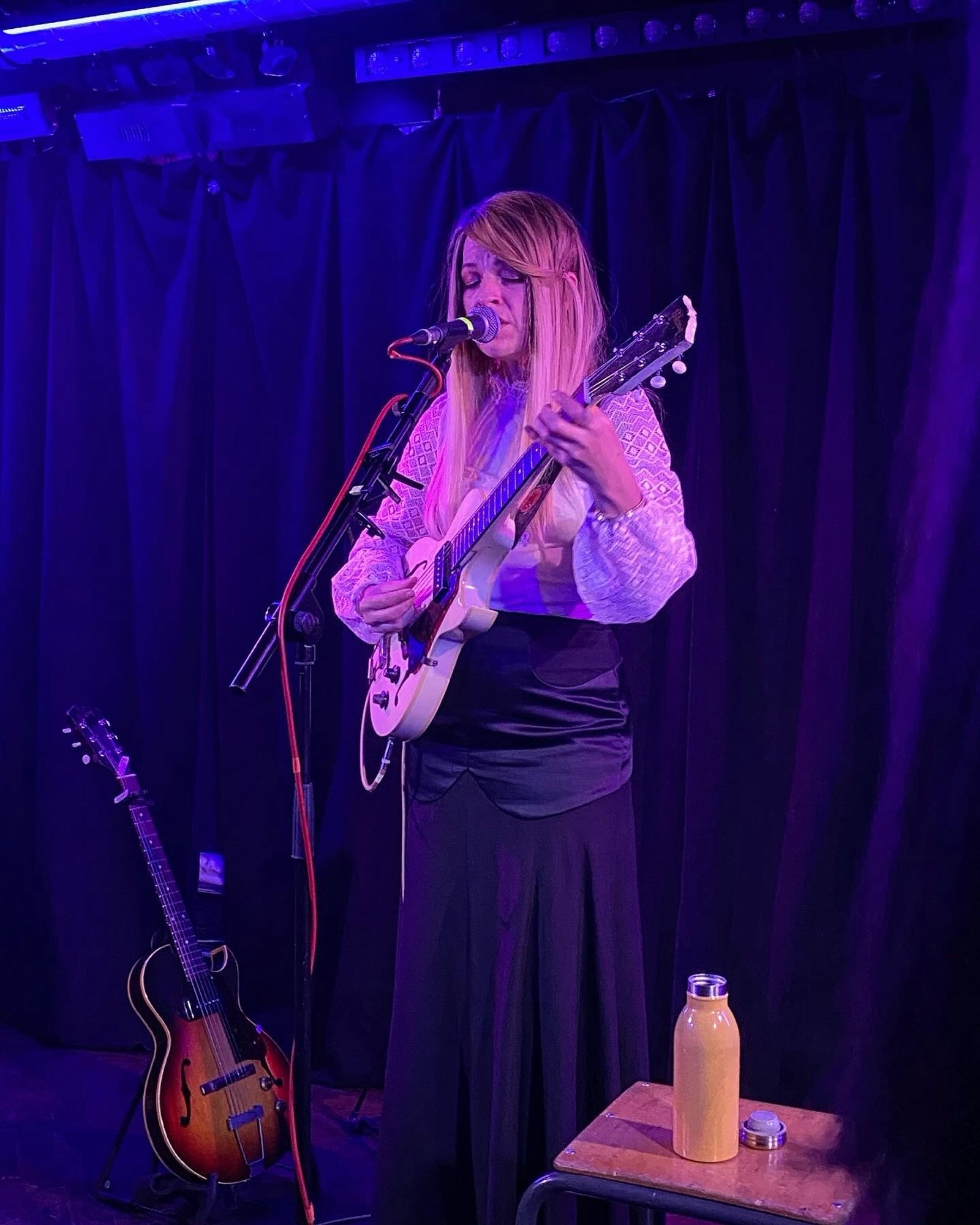 Jesca Hoop playing the white guitar