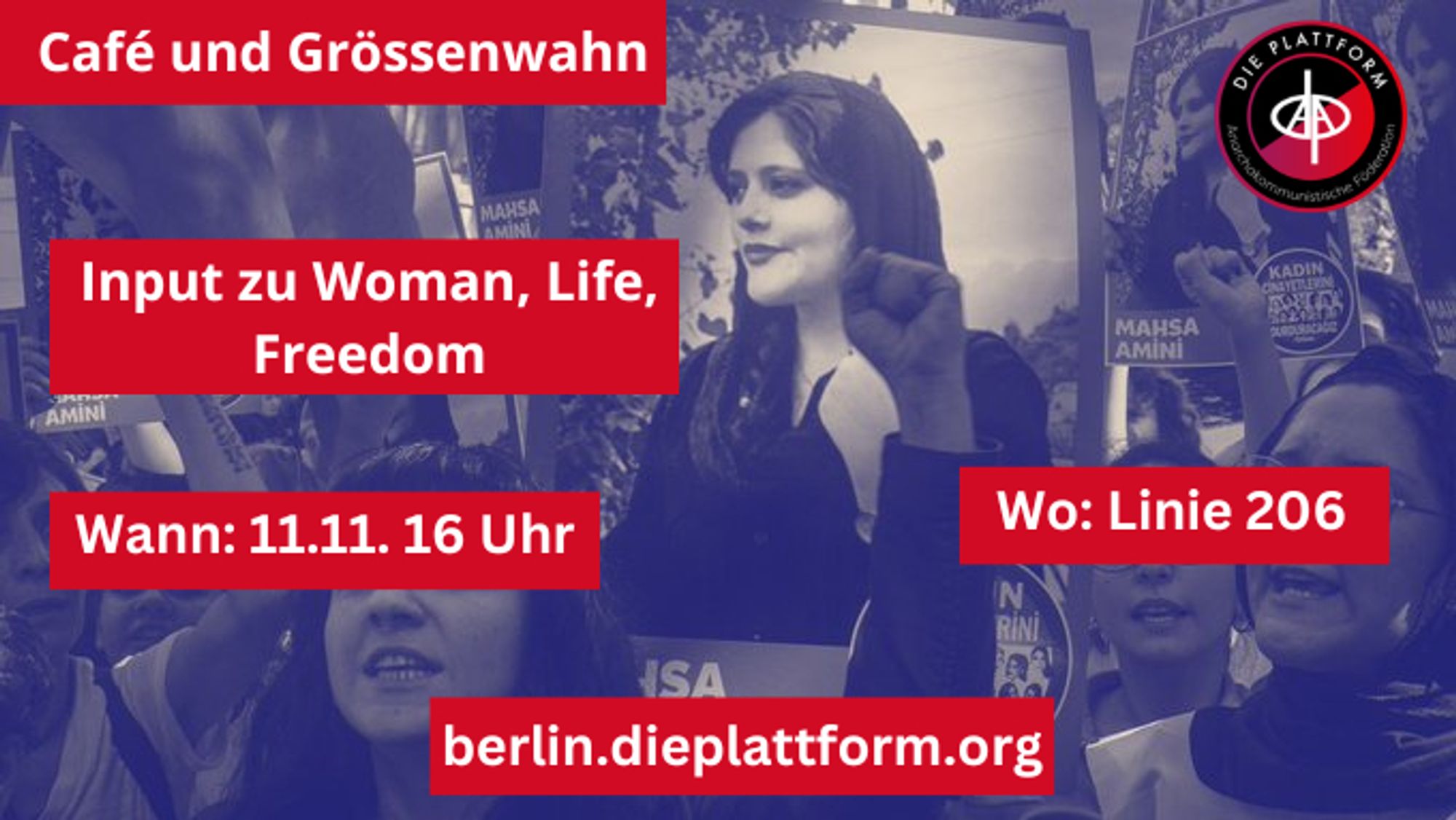 Ein Foto von einer Demo, in der Frauen ein Bild von Jhina Mahsa Amini hochhalten. Darauf Text in roten Boxen: Café und Grossenwahn, Input zu Women life Freedom, Wann: 11.11. 16 Uhr, Wo: Linie 206, berlin.dieplattform.org, das Logo von die Plattform in den anarcha-kommunistischen Farben Schwarz und Rot.