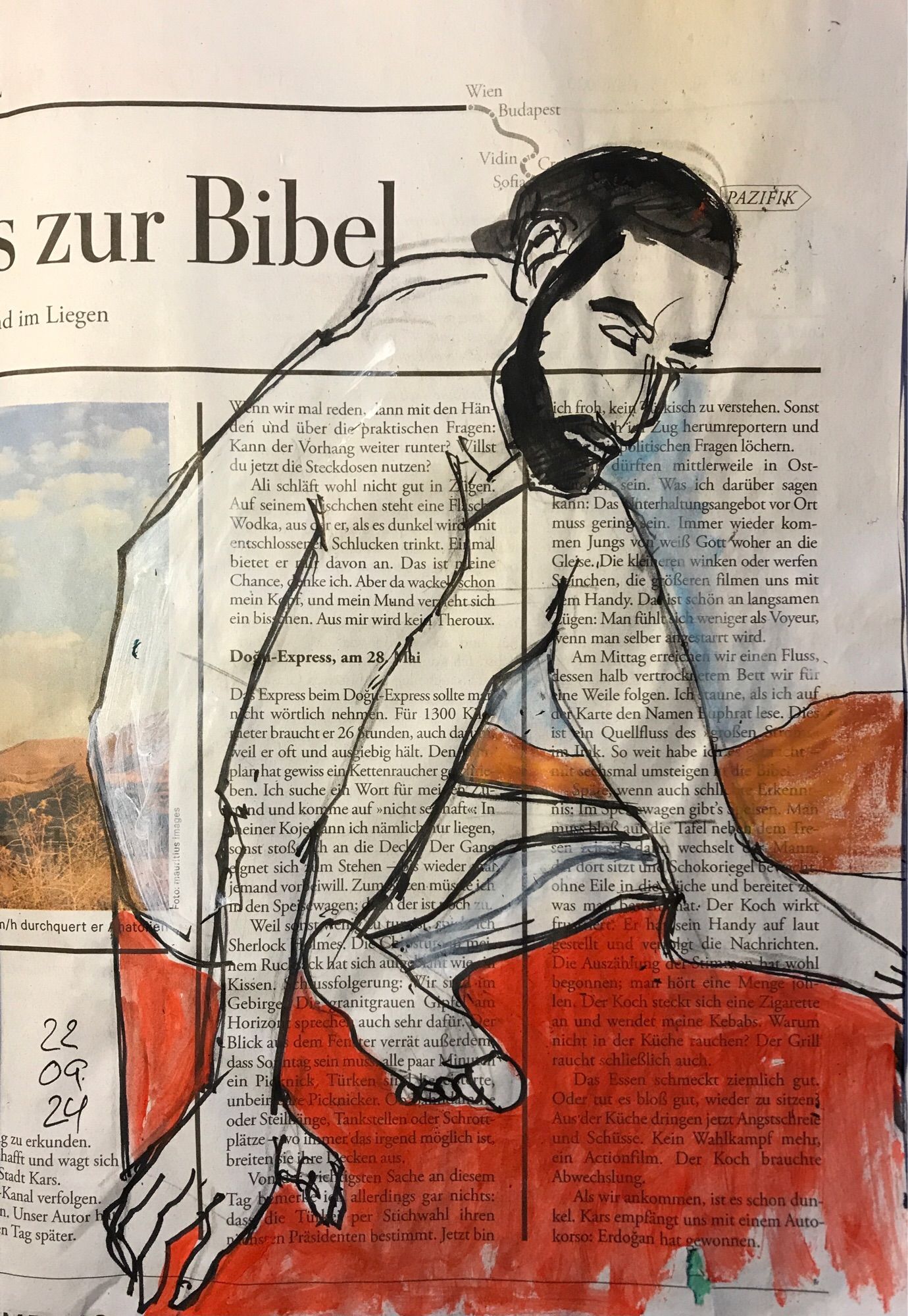 Am Boden sitzender männlicher Akt auf Zeitung mit Text „Bibel“