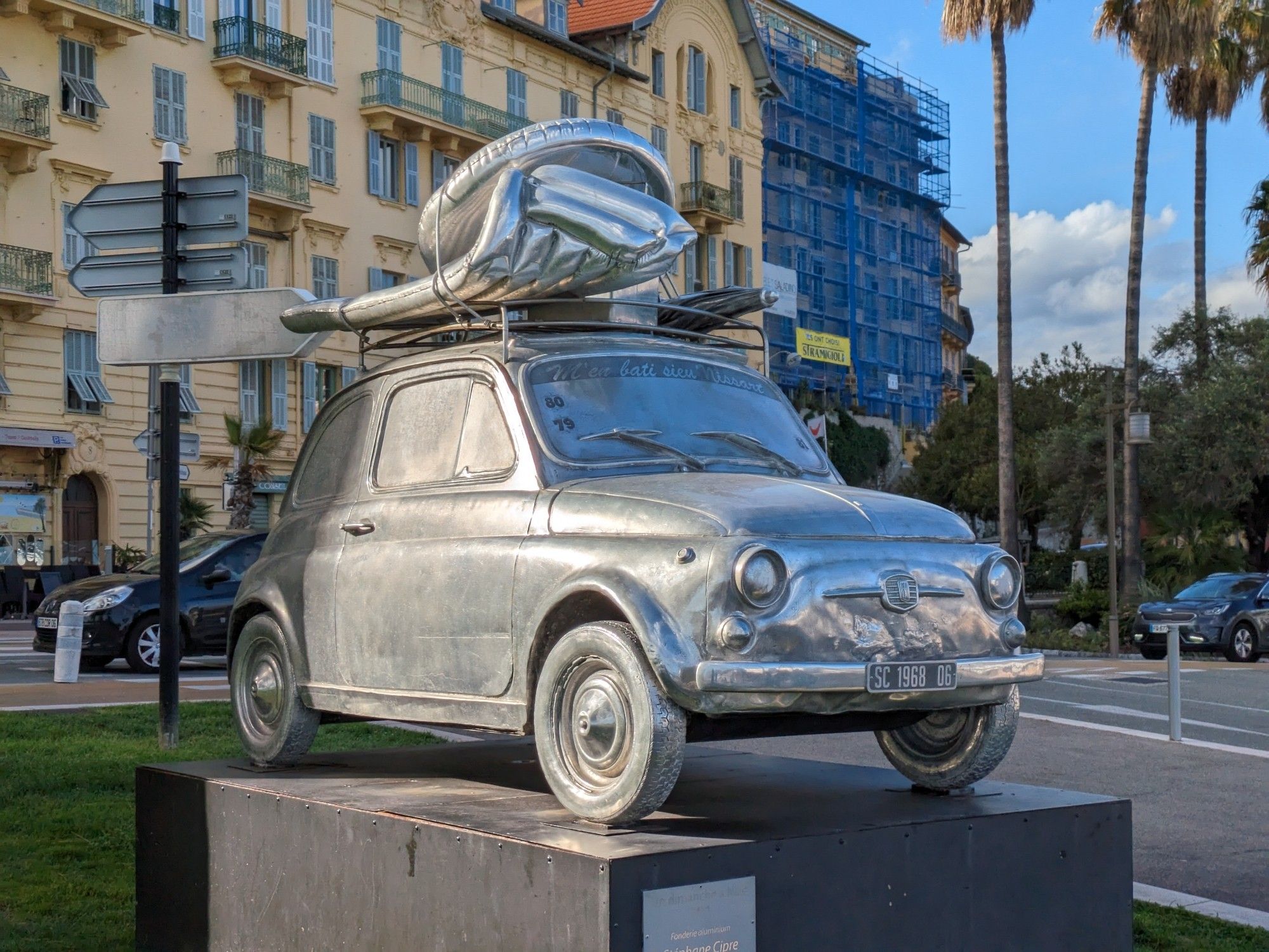 Départ en vacances en Fiat 500 sur les chapeaux de roues