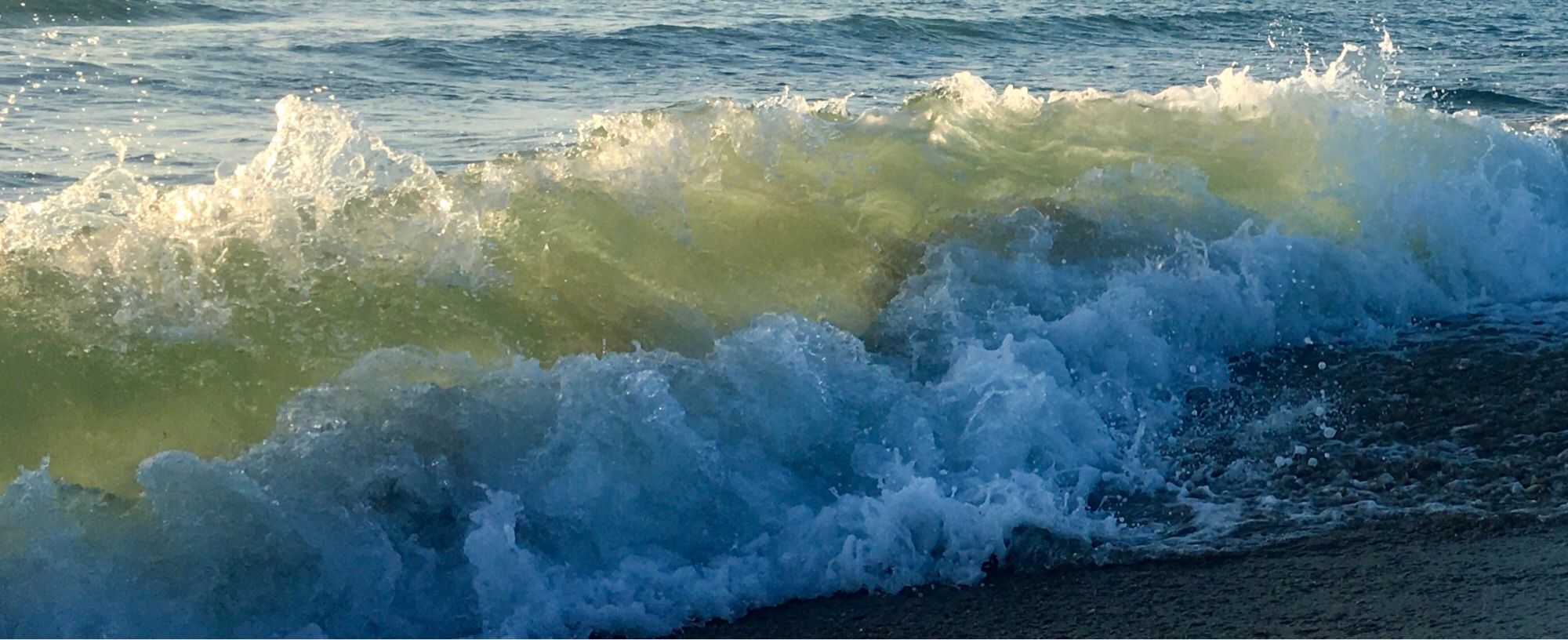 …durchdringt die aufschlagenden Wellen (ca 1.80m hoch) am Strand.