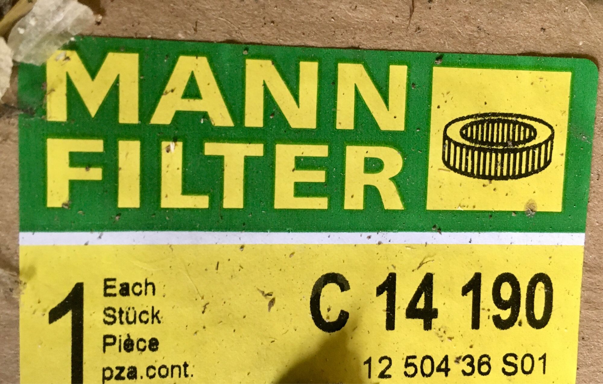 Etikett eines Kfz-Luftfilters der Firma „Mann“.
Geschrieben steht: „MANNFILTER“