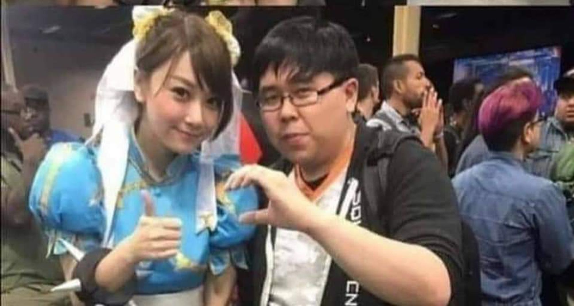 Infamous meme of Justin Wong trying to do the heart hand meme with a cosplayer and failing