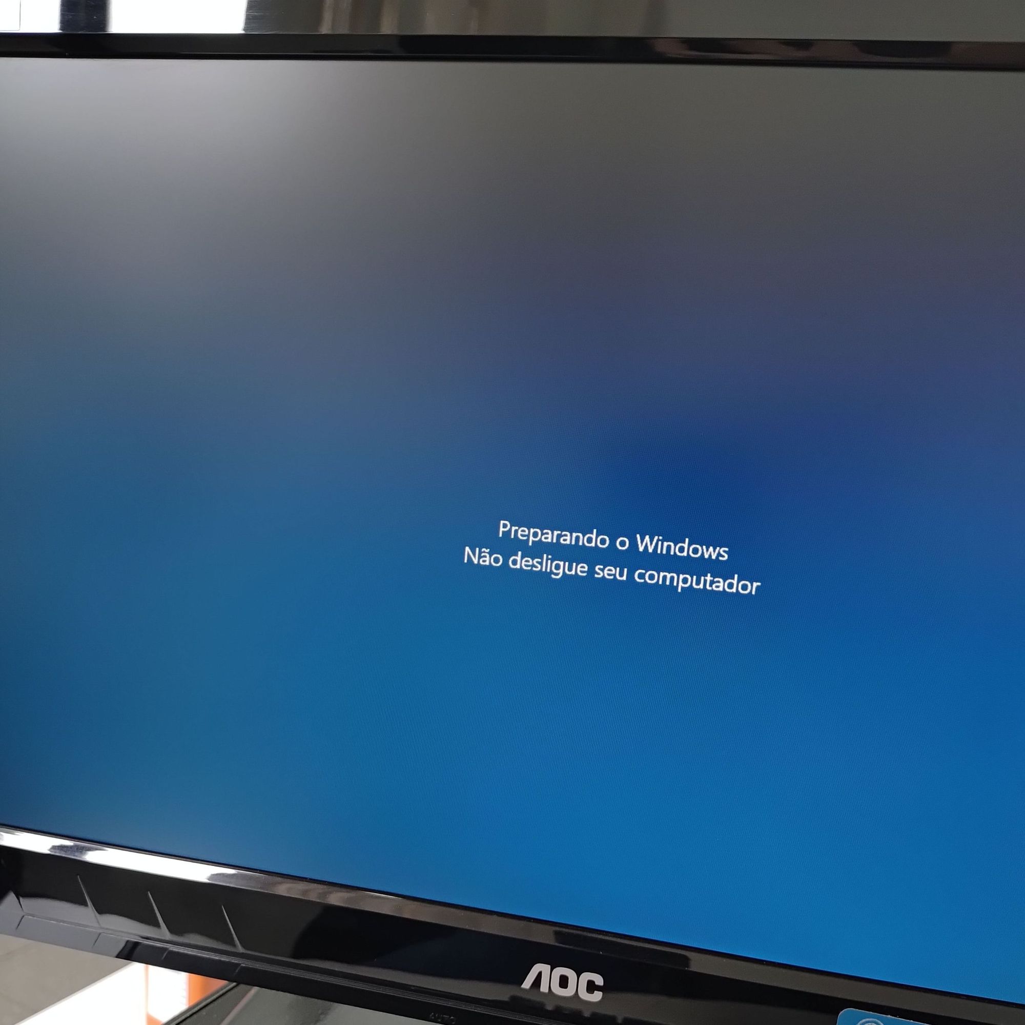 Foto da atualização do Windows, mensagem "preparando seu computador"