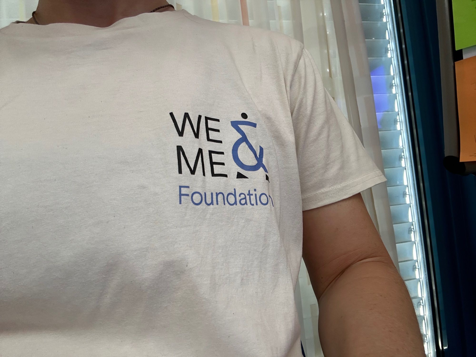 Ausschnitt WE&ME Awareness Shirt