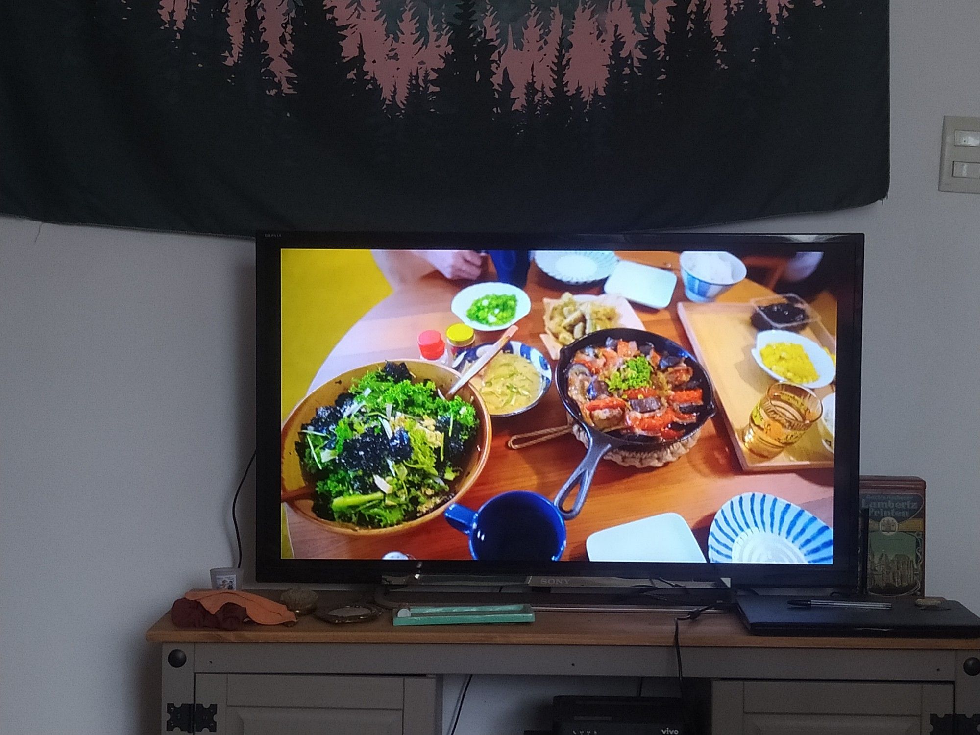 mesa posta com salada, ratatouille, pratos, copos