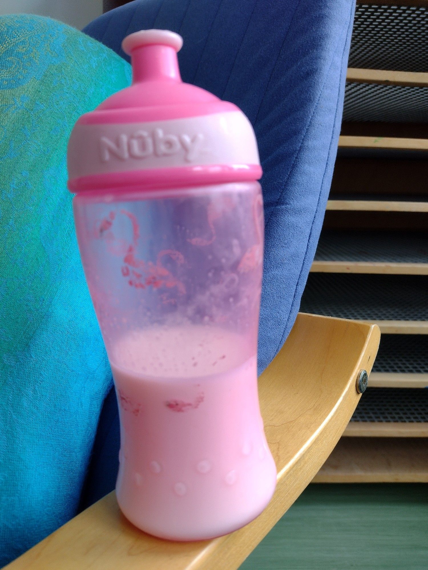 Eine Trinkflasche Weithals von nüby, Rosa mit Flamingos, mit Sportaufsatz, ebenfalls in rosa