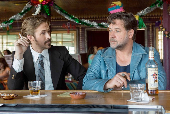Foto de Russell Crowe e Ryan Gosling no filme de comédia e ação Dois Caras Legais (The Nice Guys), lançado em 2016.