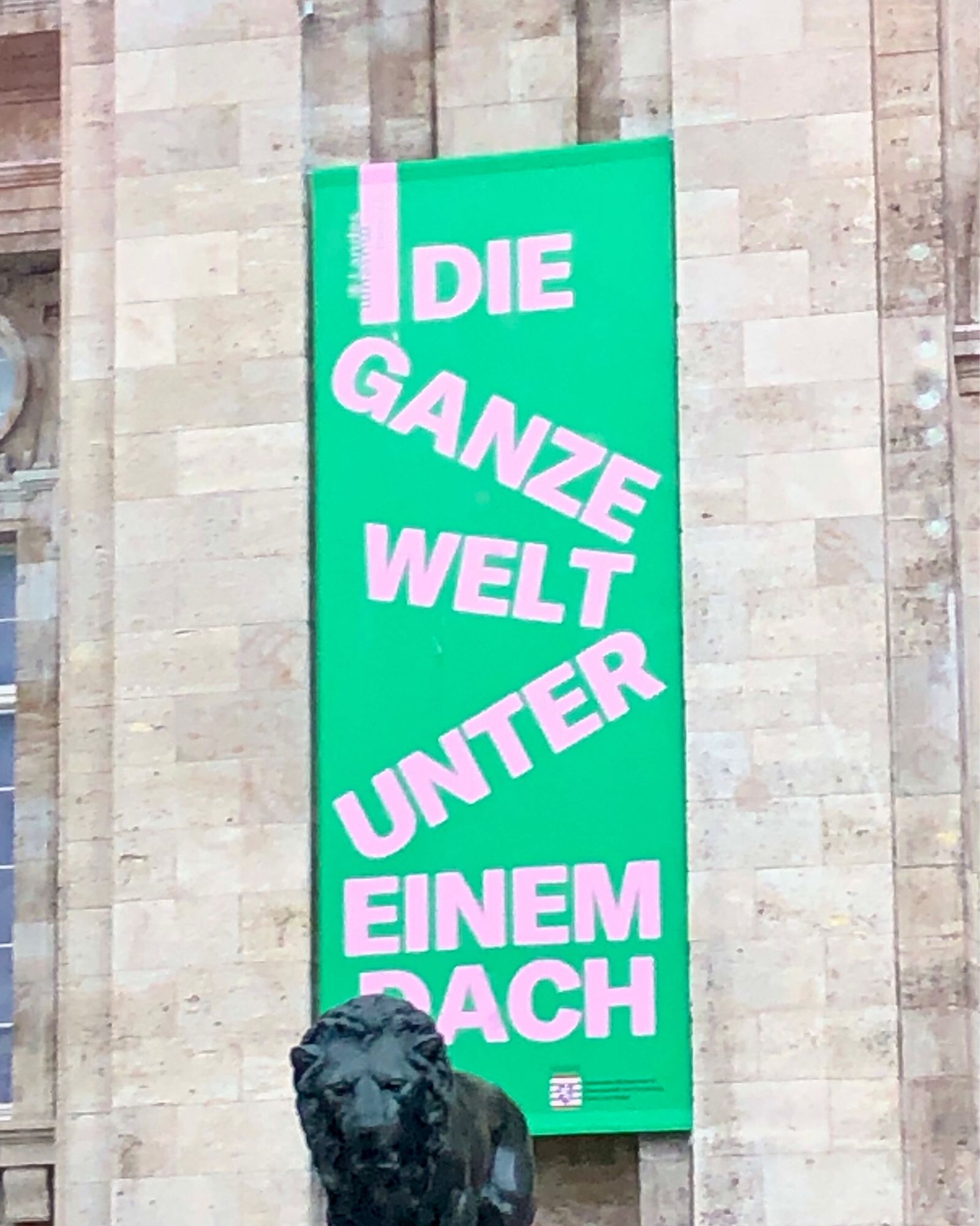 Kunstausstellung 
Die ganze Welt unter einem Dach.